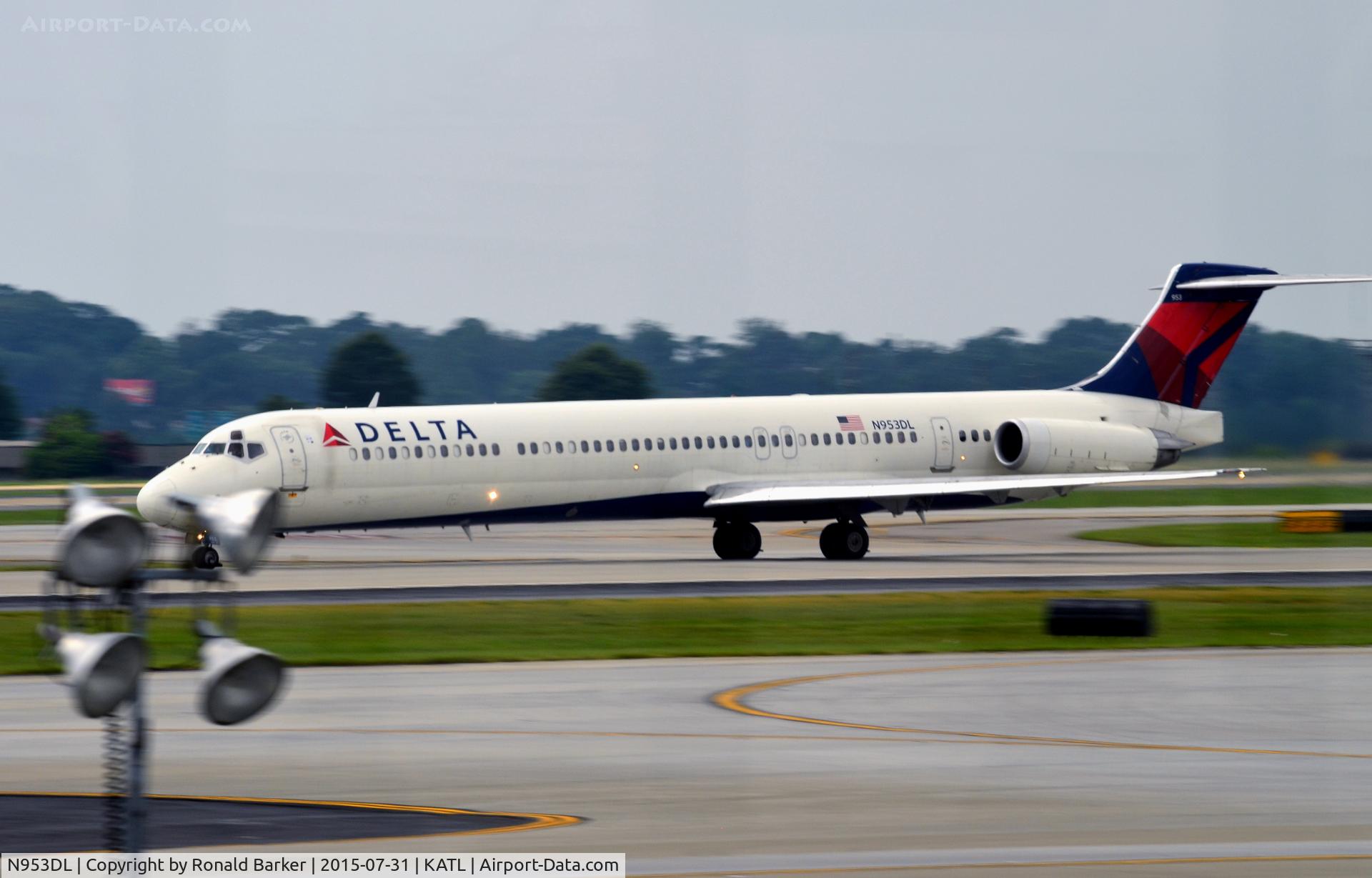 N953DL, 1990 McDonnell Douglas MD-88 C/N 49884, Taxi Atlanta
