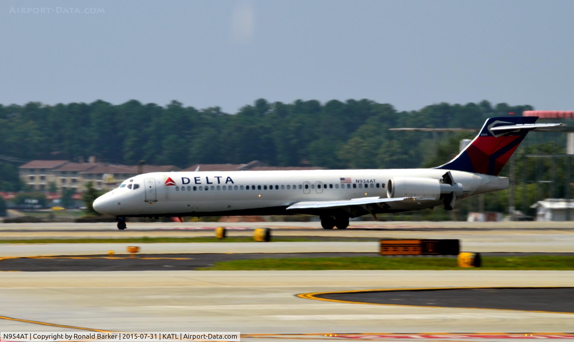 N954AT, 2000 Boeing 717-2BD C/N 55016, Landing Atlanta