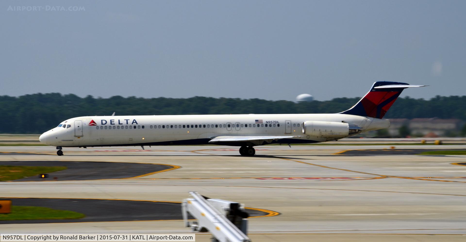 N957DL, 1990 McDonnell Douglas MD-88 C/N 49976, Takeoff Atlanta