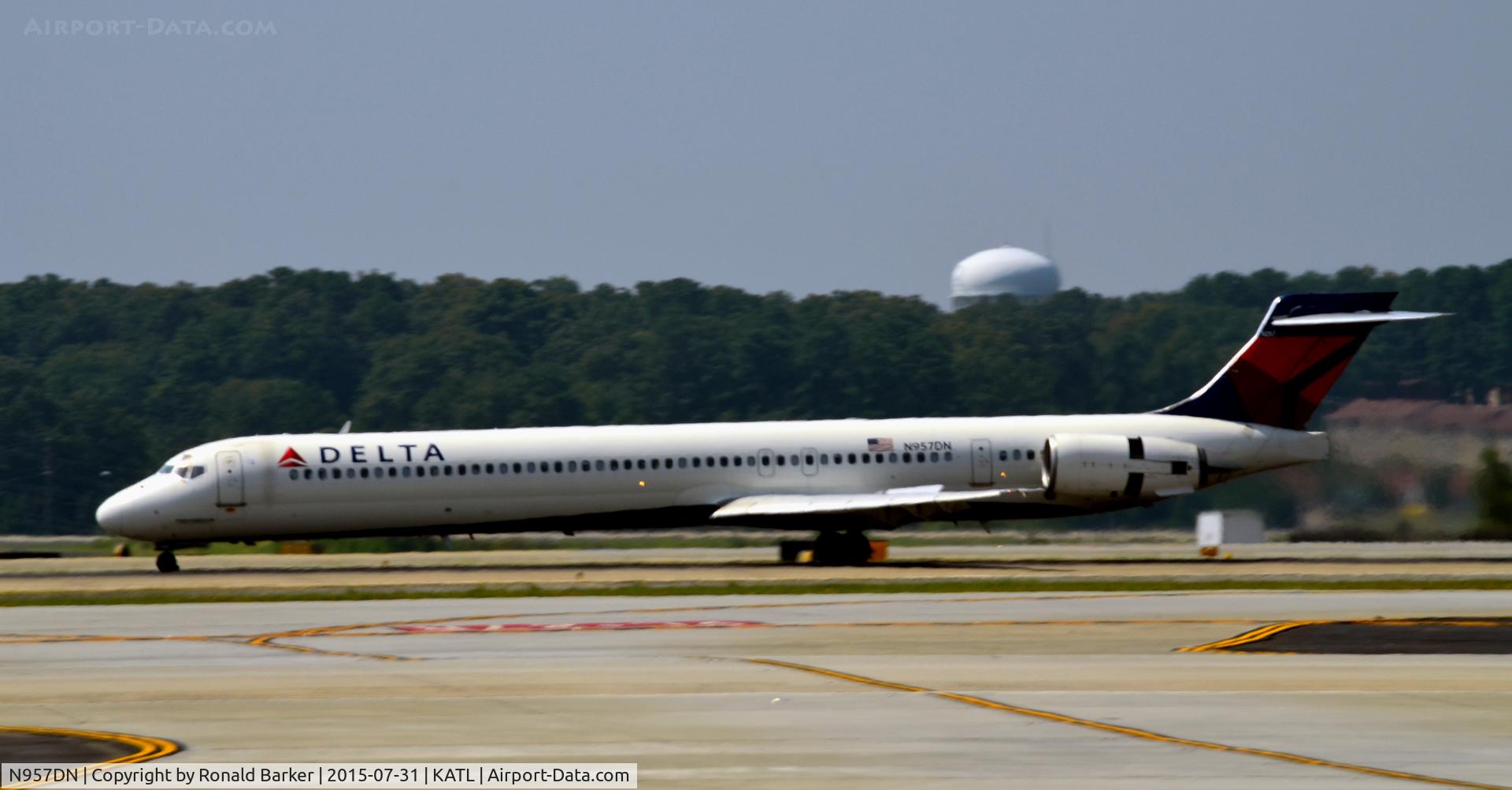 N957DN, 1997 McDonnell Douglas MD-90-30 C/N 53527, Landing Atlanta