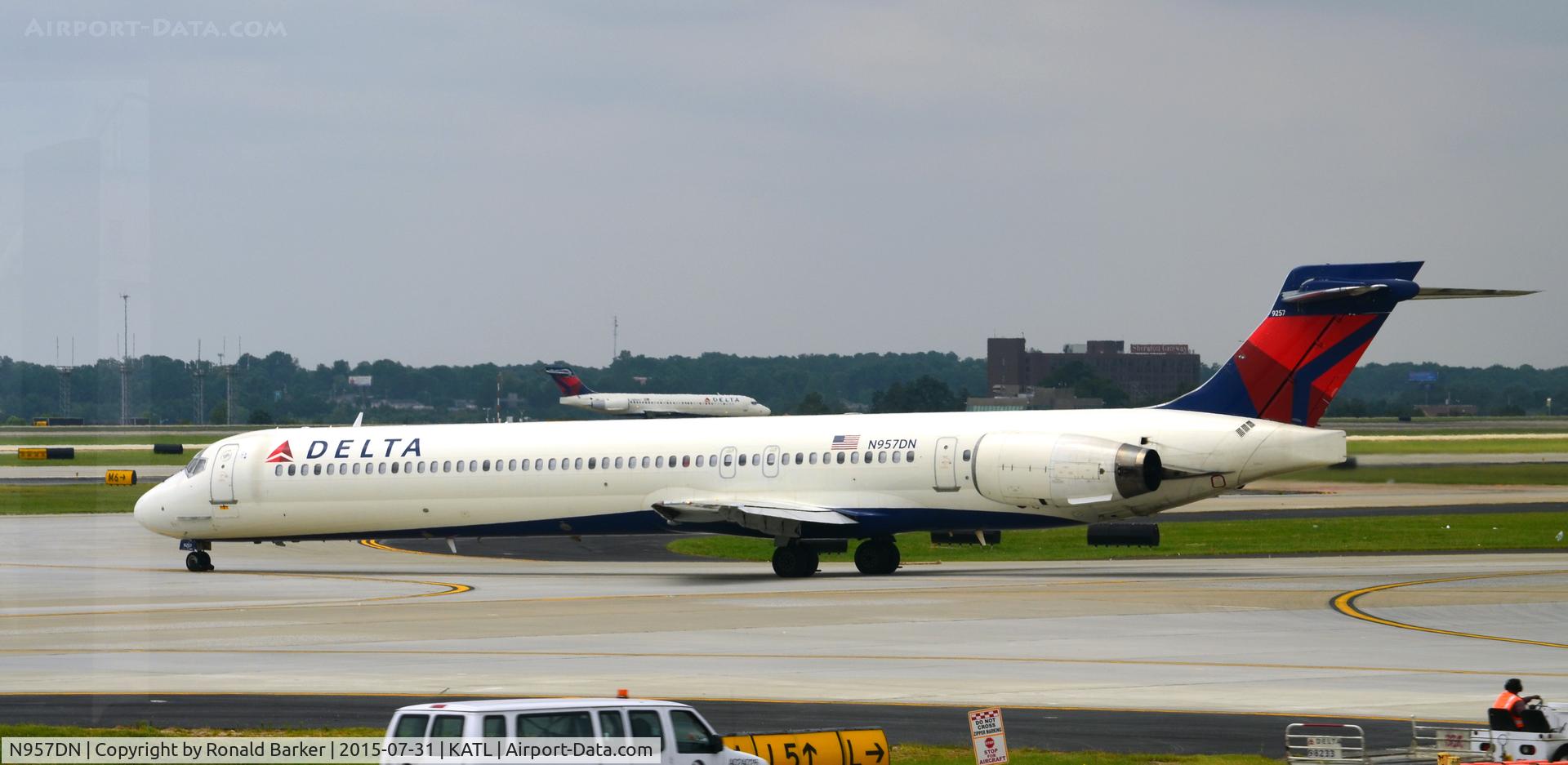 N957DN, 1997 McDonnell Douglas MD-90-30 C/N 53527, Taxi Atlanta