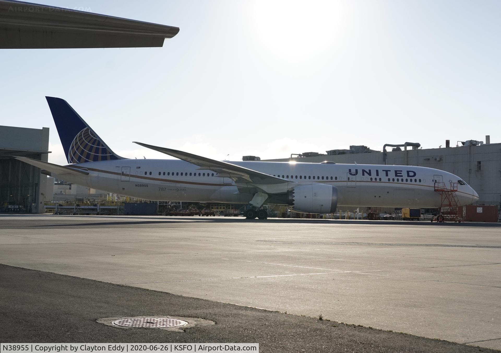 N38955, 2015 Boeing 787-9 Dreamliner C/N 37814, 2015 Boeing 787-9 SFO 2020.