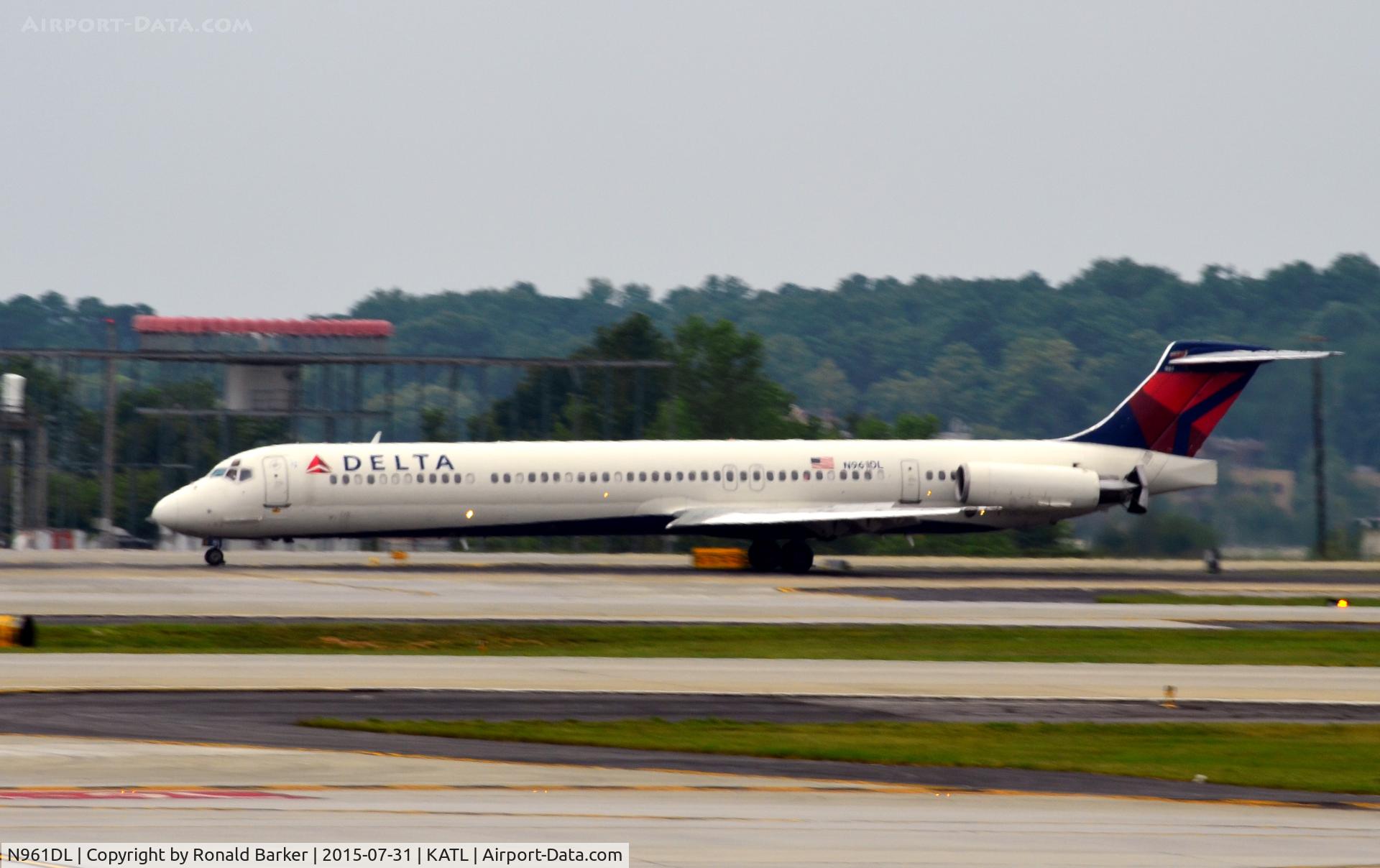 N961DL, 1990 McDonnell Douglas MD-88 C/N 49980, Landing Atlanta