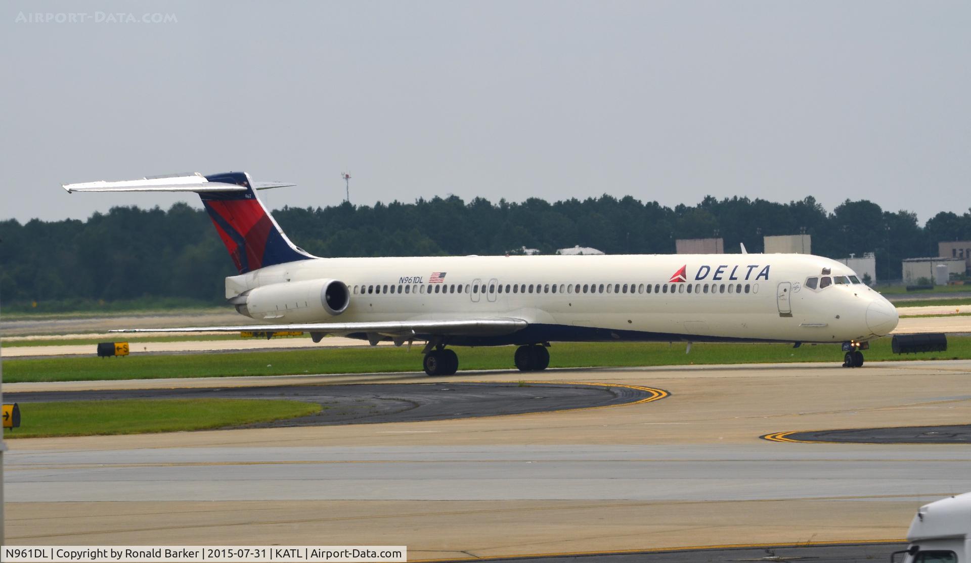 N961DL, 1990 McDonnell Douglas MD-88 C/N 49980, Taxi Atlanta