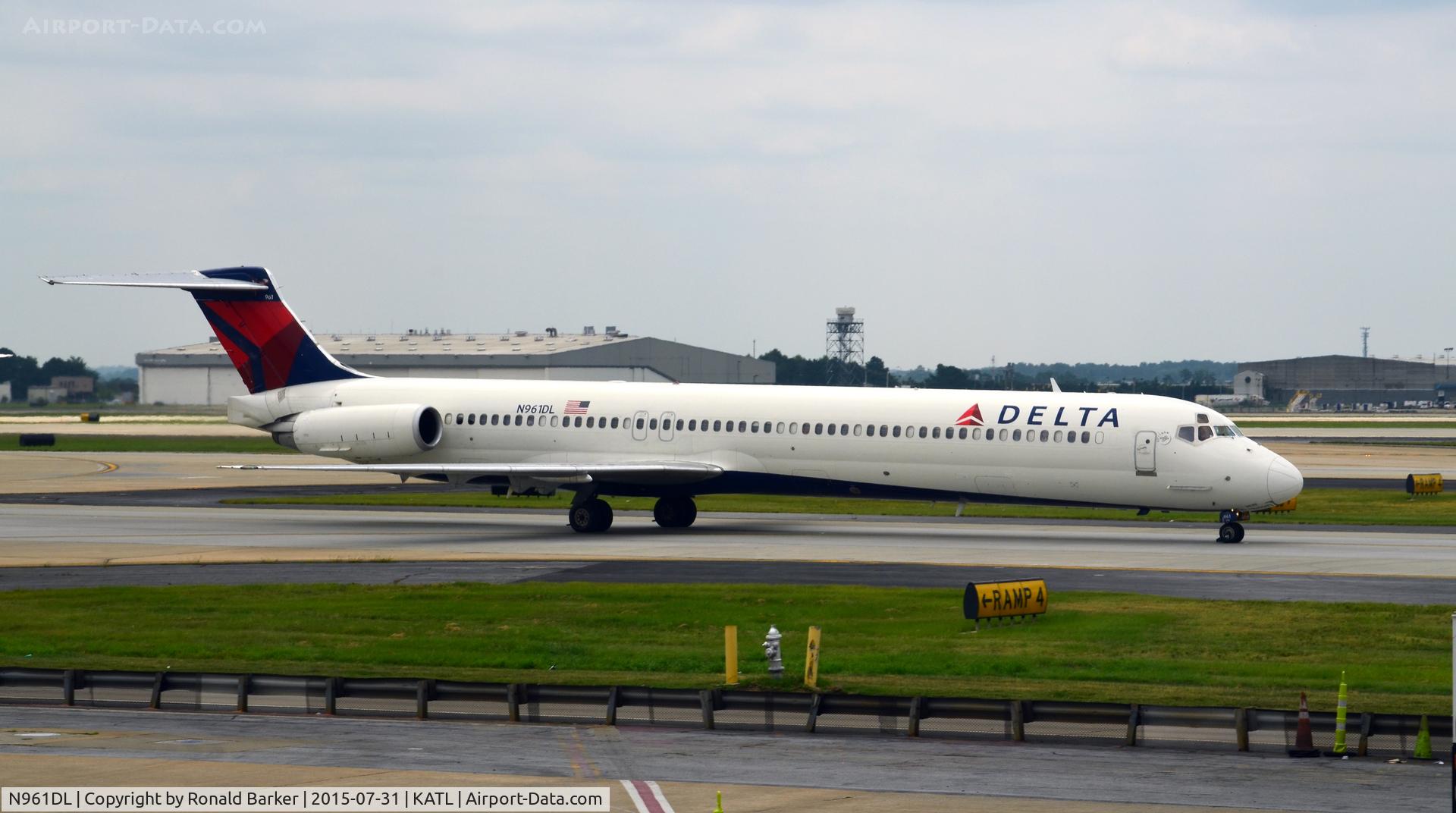 N961DL, 1990 McDonnell Douglas MD-88 C/N 49980, Taxi Atlanta
