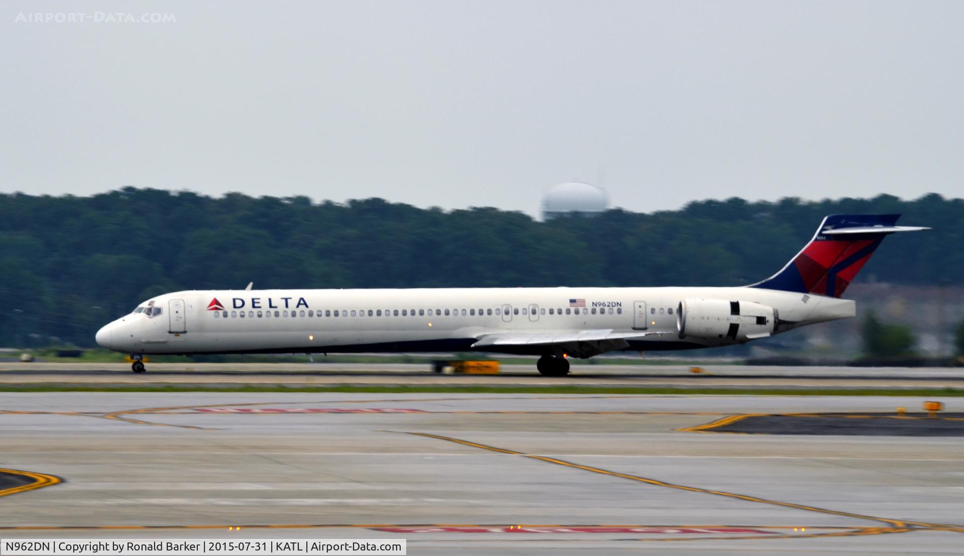 N962DN, McDonnell Douglas MD-90-30 C/N 53532, Landing Atanta