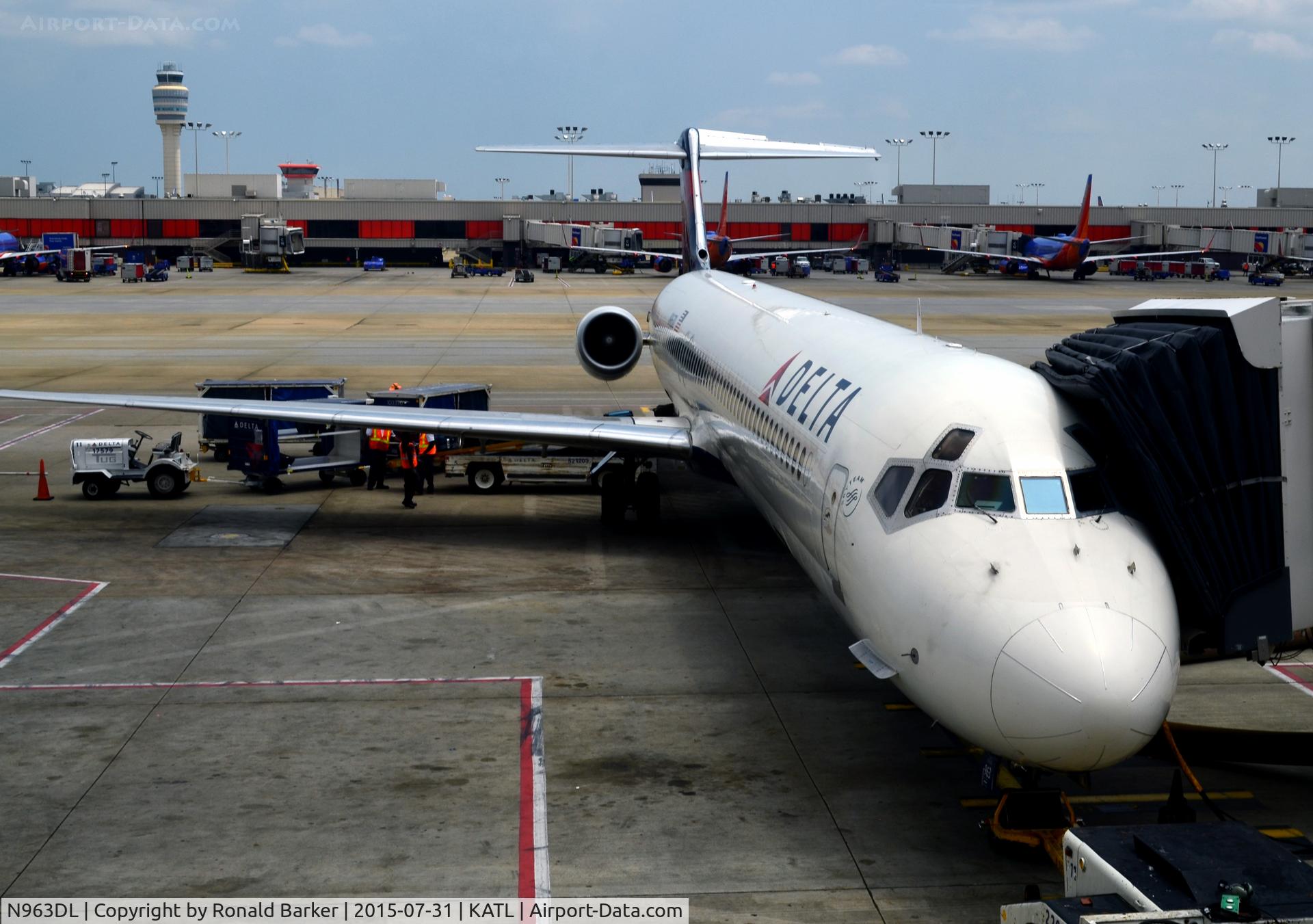 N963DL, 1990 McDonnell Douglas MD-88 C/N 49982, At the gate Atlanta