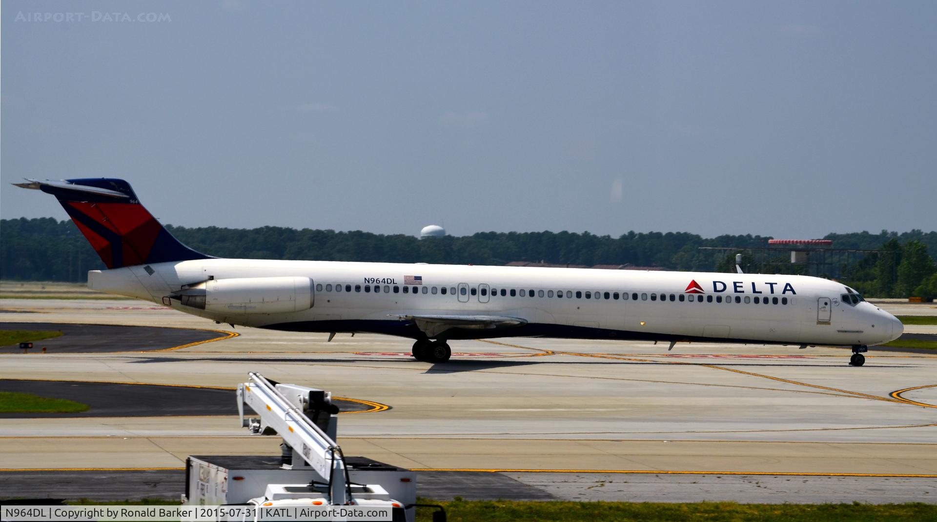 N964DL, 1990 McDonnell Douglas MD-88 C/N 49983, Taxi Atlanta
