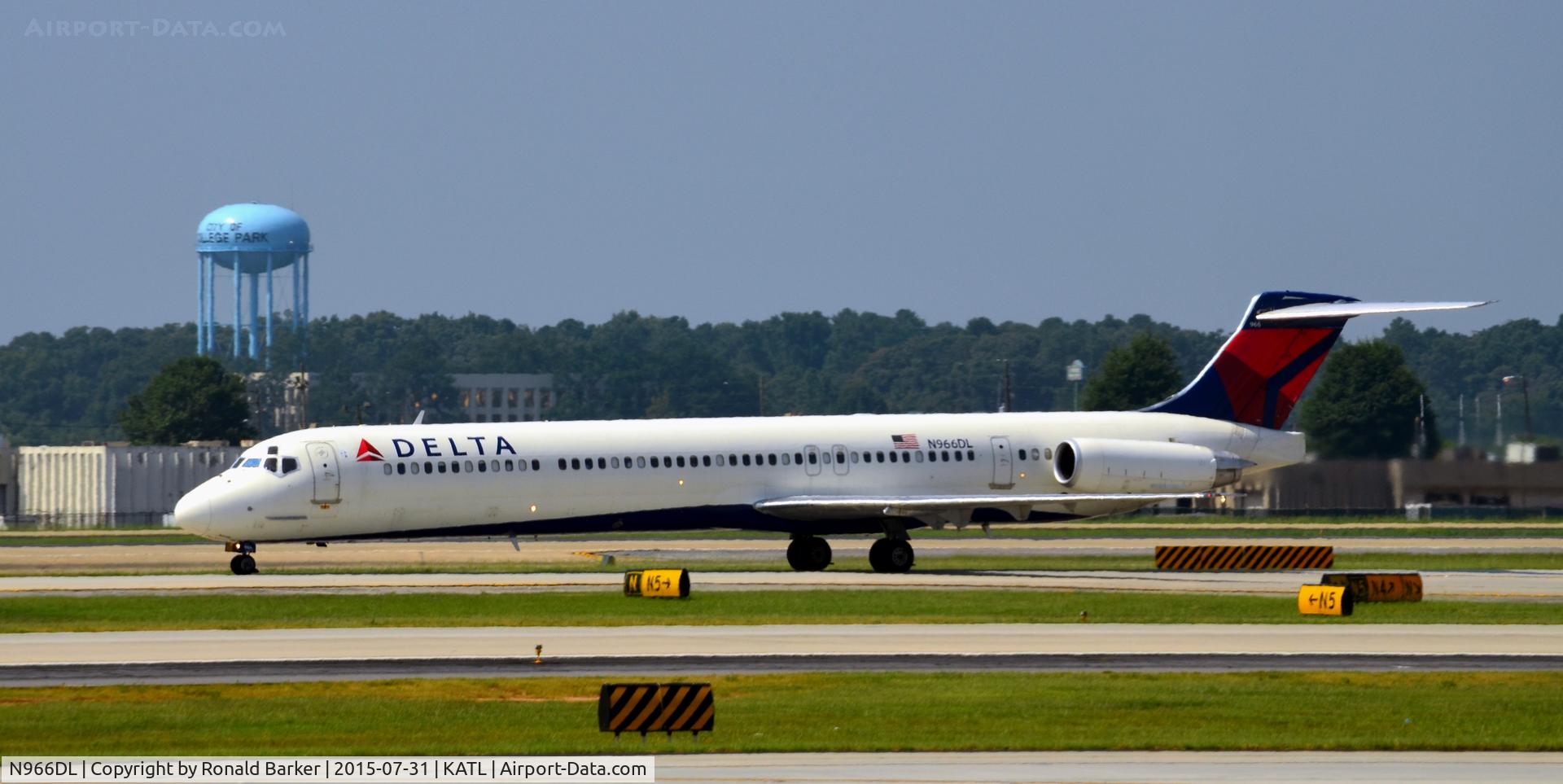N966DL, 1990 McDonnell Douglas MD-88 C/N 53115, Taxi Atlanta