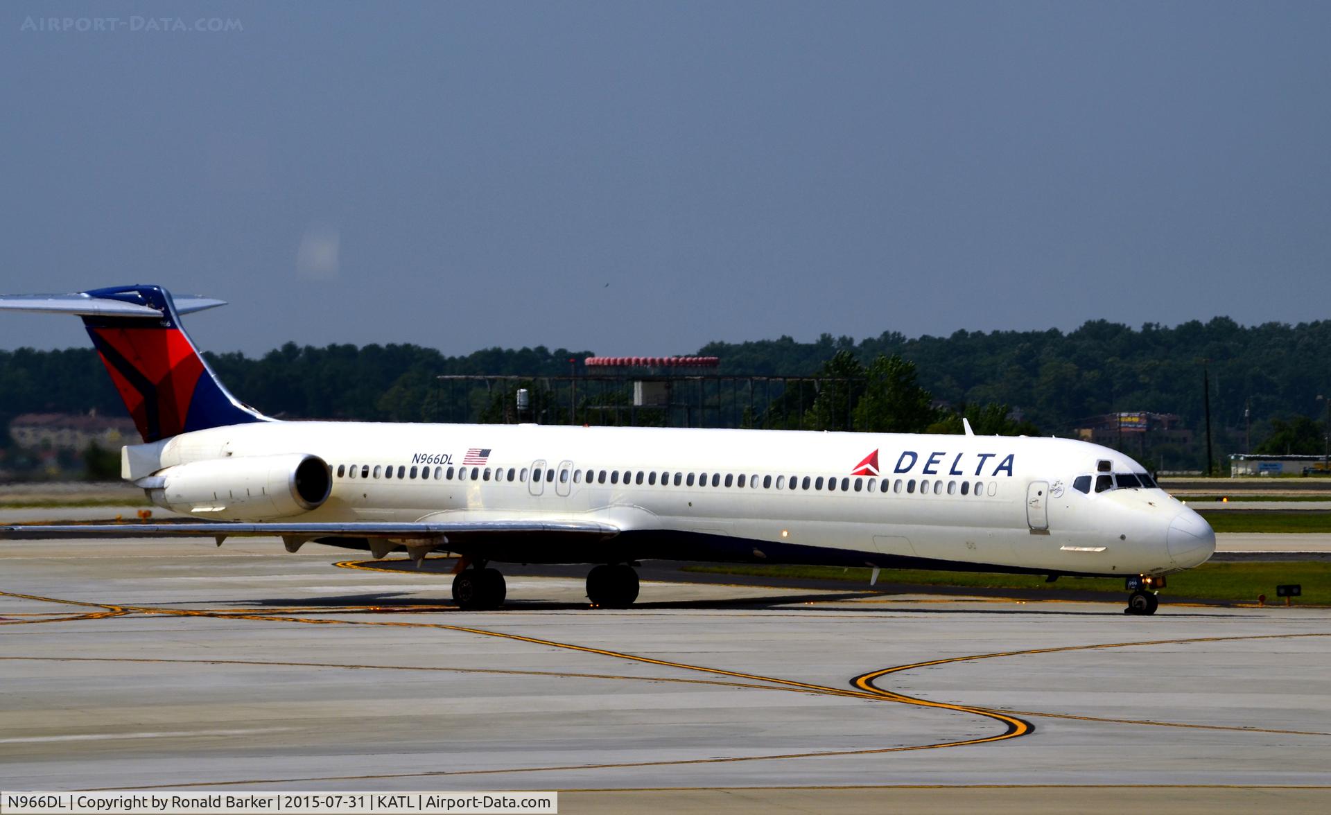 N966DL, 1990 McDonnell Douglas MD-88 C/N 53115, Taxi Atlanta