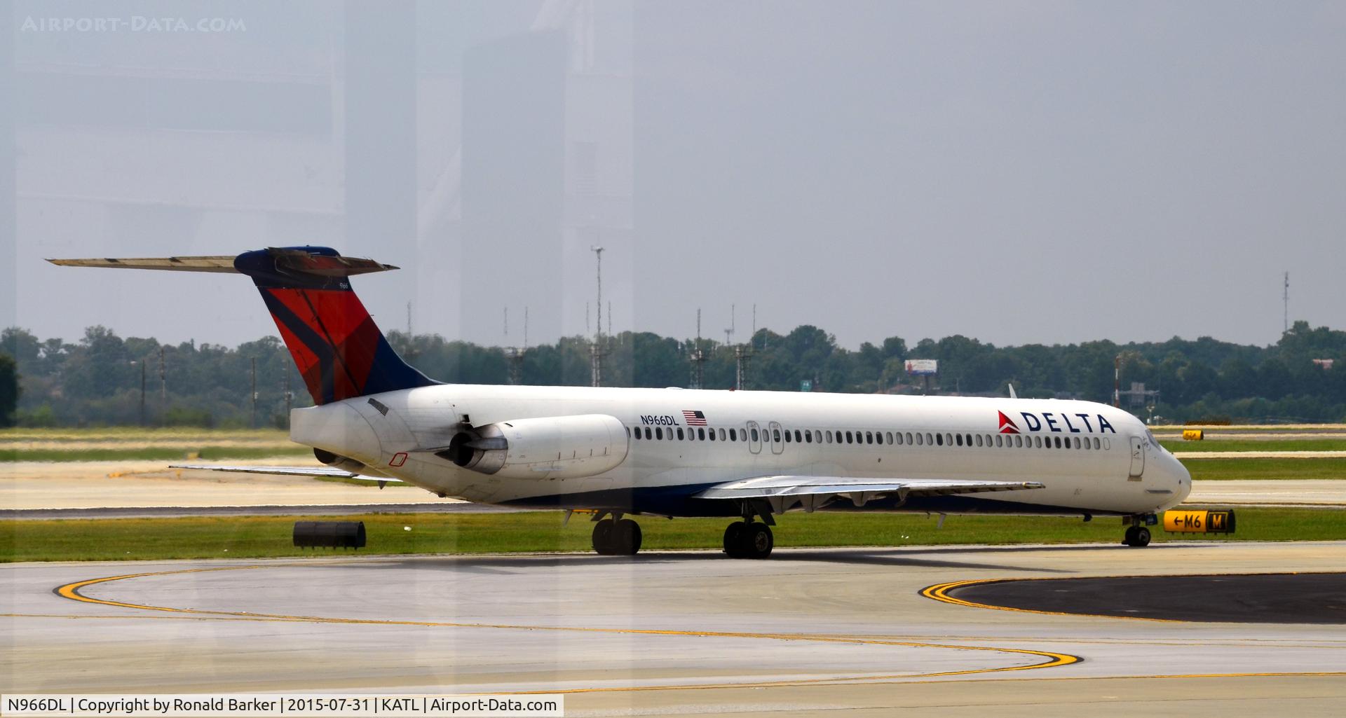 N966DL, 1990 McDonnell Douglas MD-88 C/N 53115, Taxi Atlanta