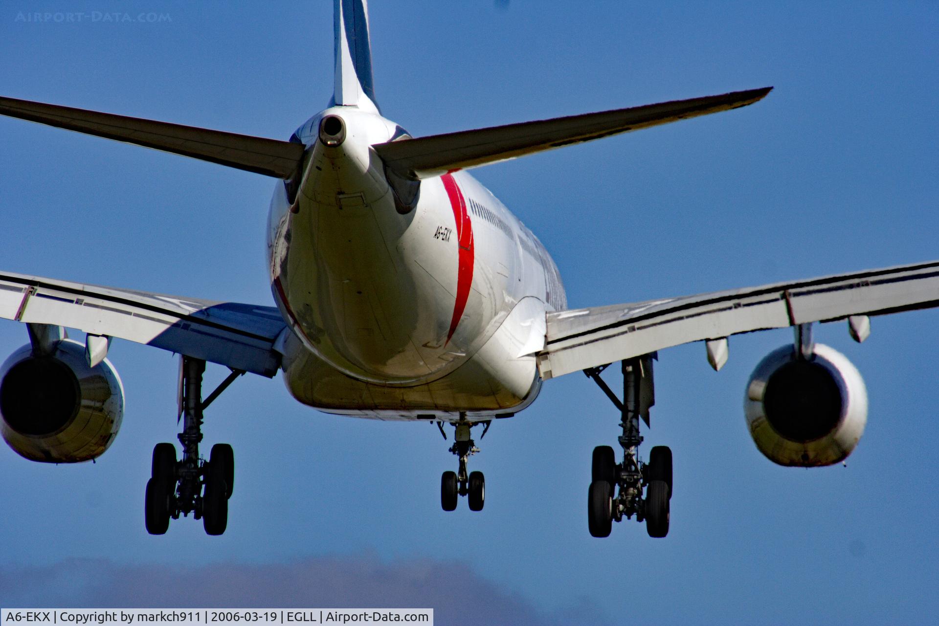 A6-EKX, 2000 Airbus A330-243 C/N 326, short finals