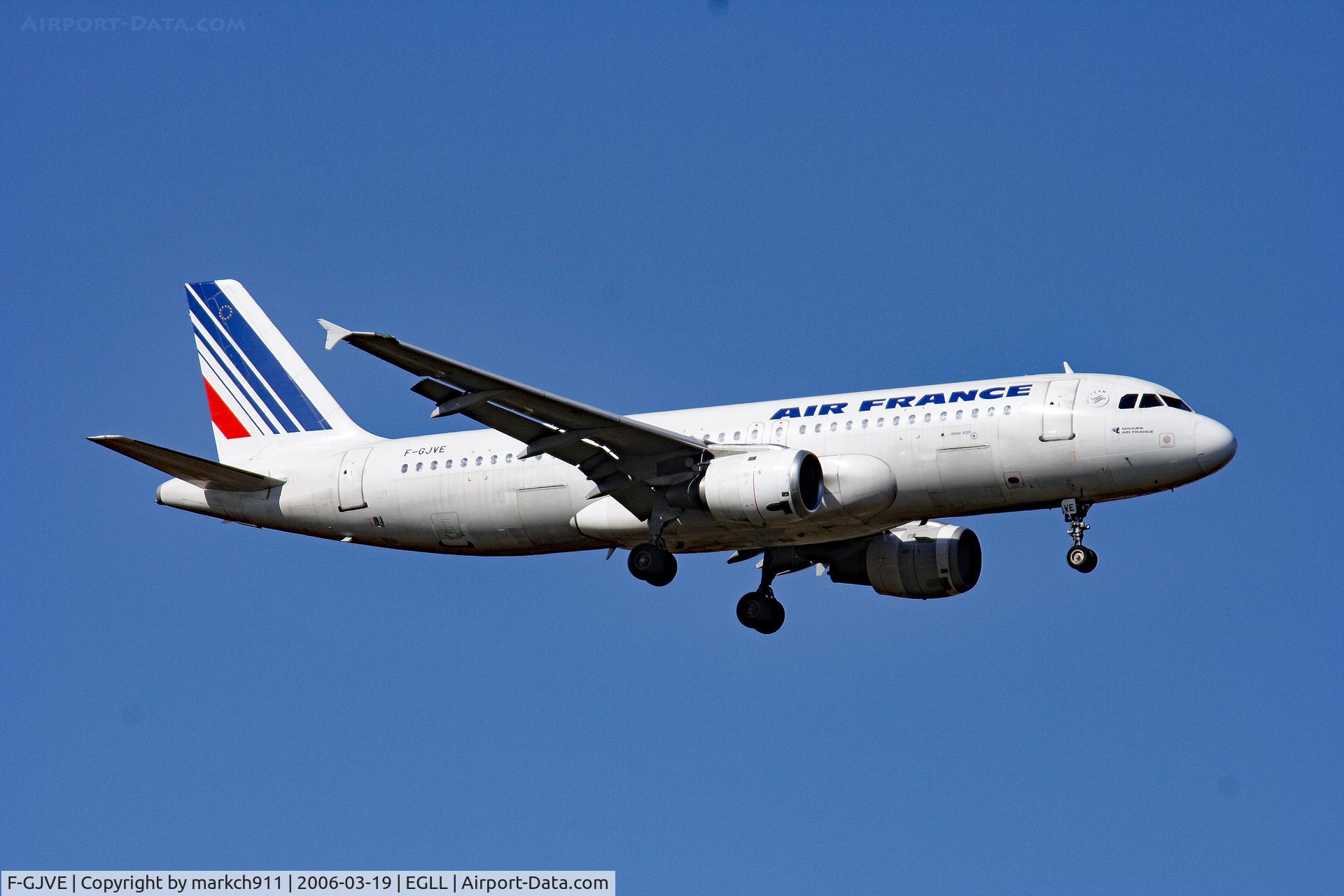 F-GJVE, Airbus A320-211 C/N 0215, short finals