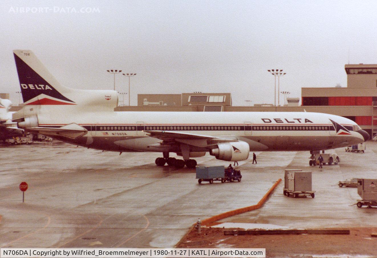 N706DA, 1974 Lockheed L-1011-385-1 TriStar 50 C/N 193C-1074, Rain in Atlanta at Thanks Giving Day in 1980.