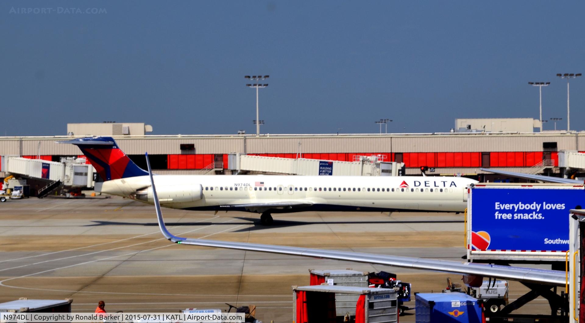 N974DL, 1991 McDonnell Douglas MD-88 C/N 53242, Taxi Atlanta