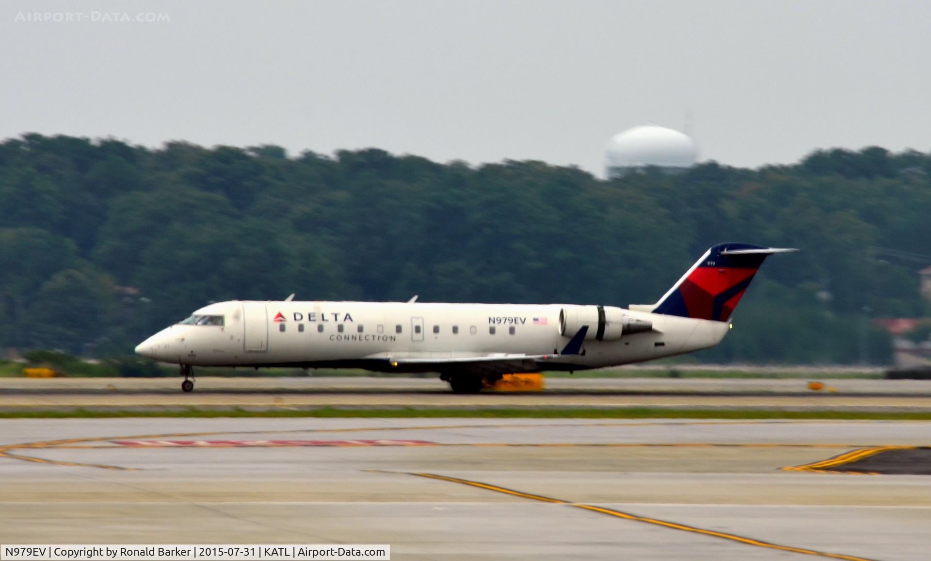 N979EV, 2003 Bombardier CRJ-200ER (CL-600-2B19) C/N 7737, Landing Atlanta