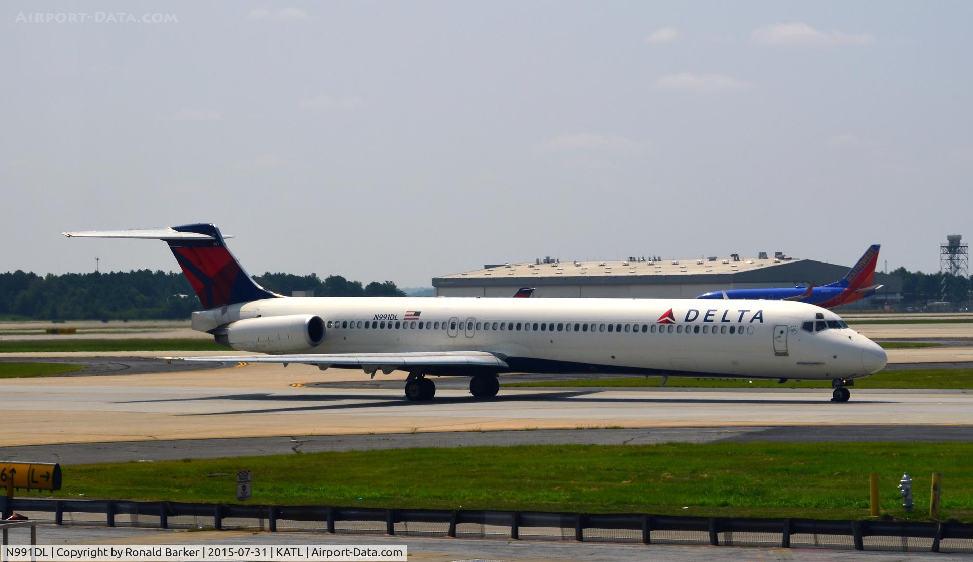 N991DL, 1991 McDonnell Douglas MD-88 C/N 53343, Taxi Atlanta
