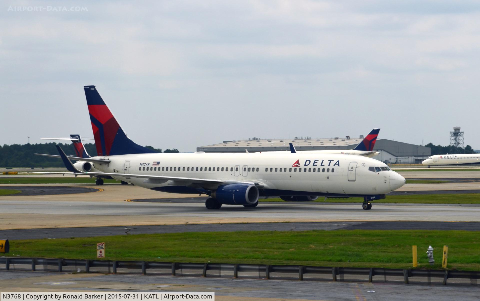 N3768, 2002 Boeing 737-832 C/N 29630, Taxi Atlanta