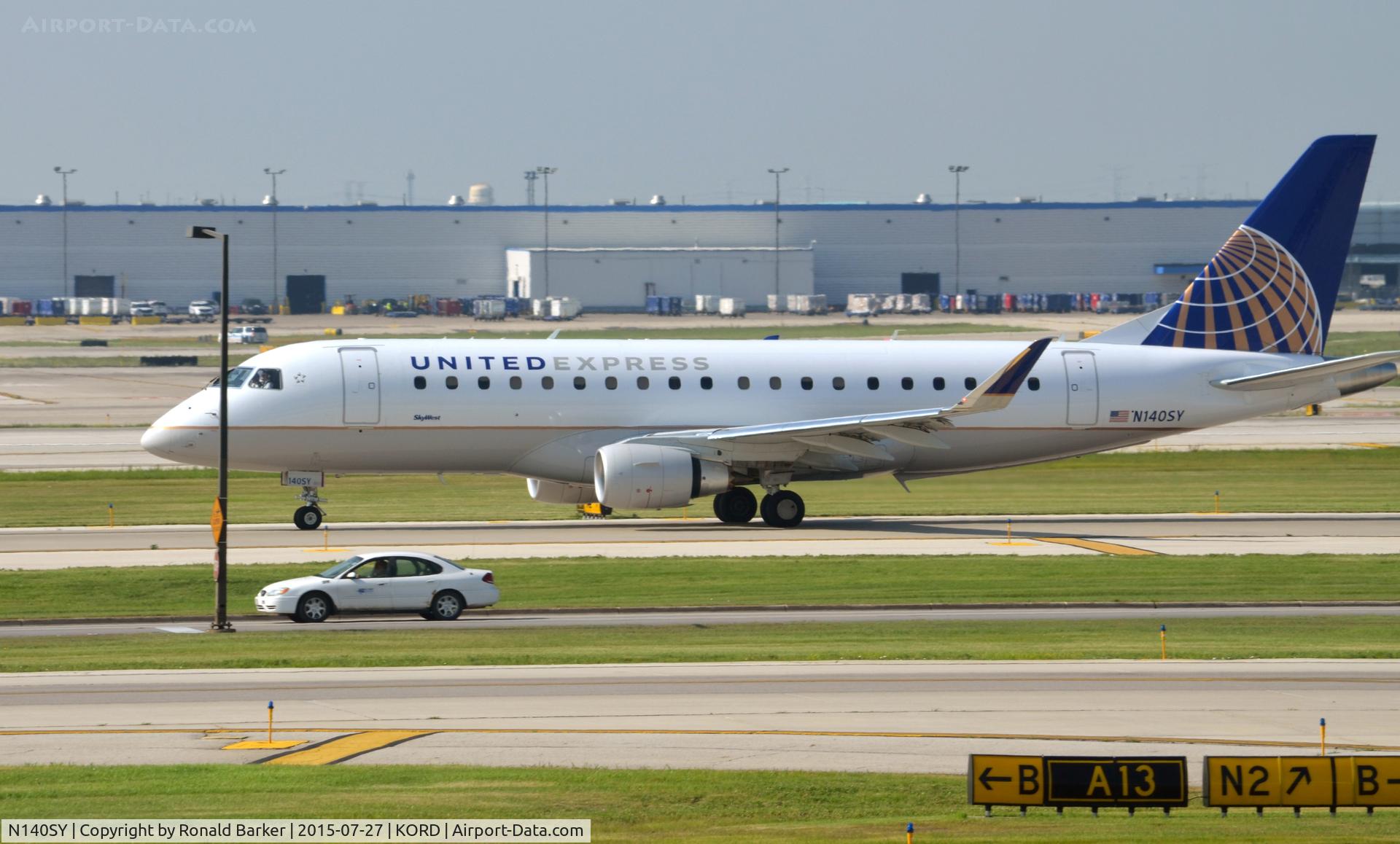 N140SY, 2015 Embraer 175LR (ERJ-170-200LR) C/N 17000470, Taxi O'Hare