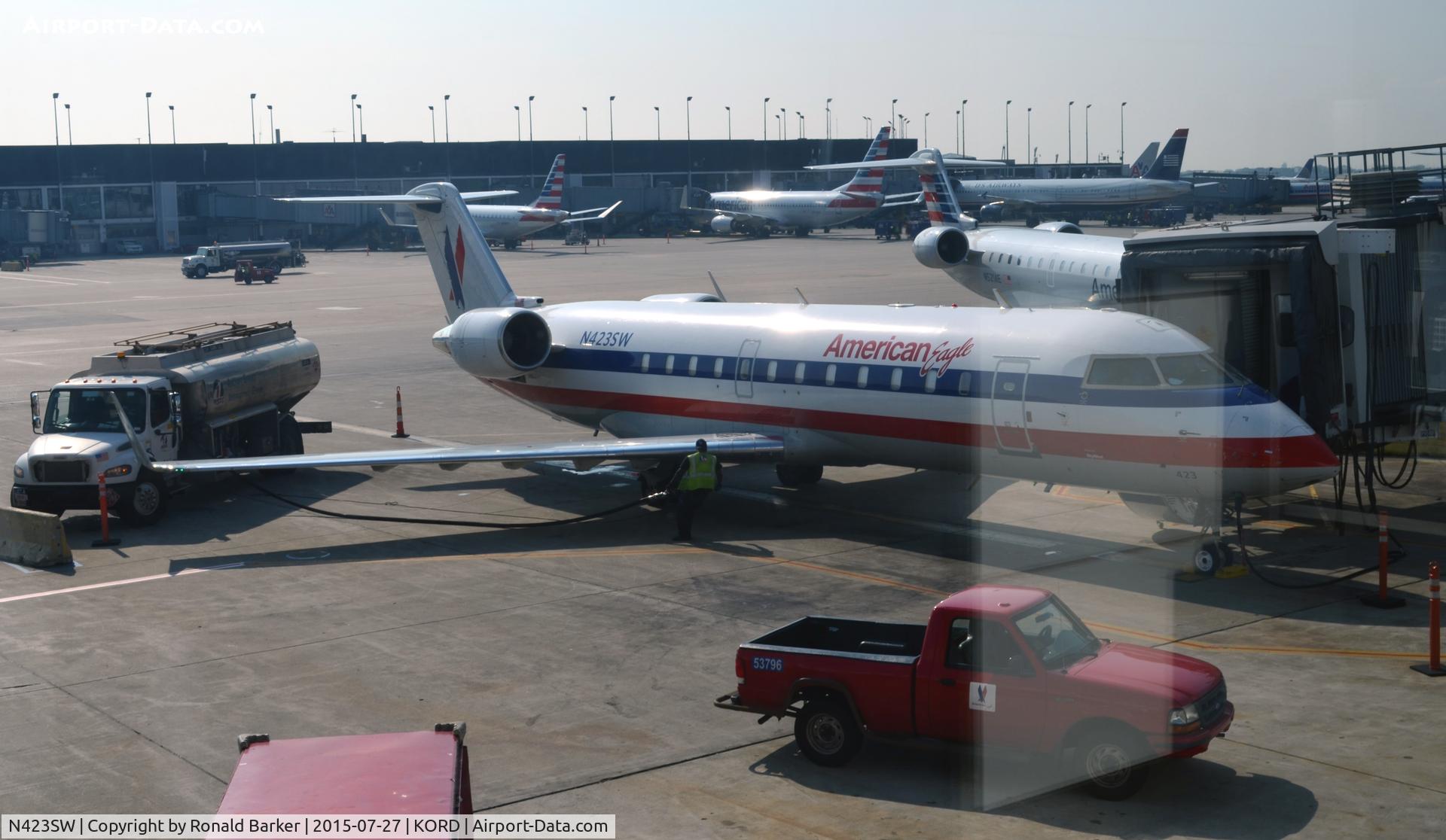 N423SW, 2000 Bombardier CRJ-200LR (CL-600-2B19) C/N 7456, At the gate O'Hare