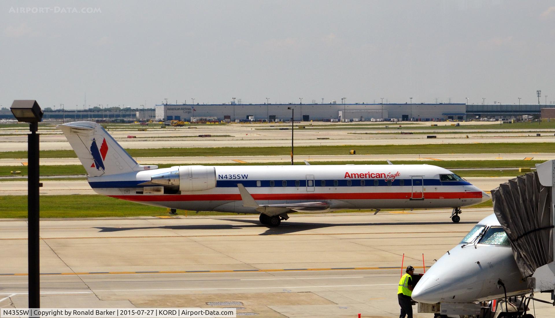 N435SW, 2001 Bombardier CRJ-200LR (CL-600-2B19) C/N 7555, Taxi O'Hare