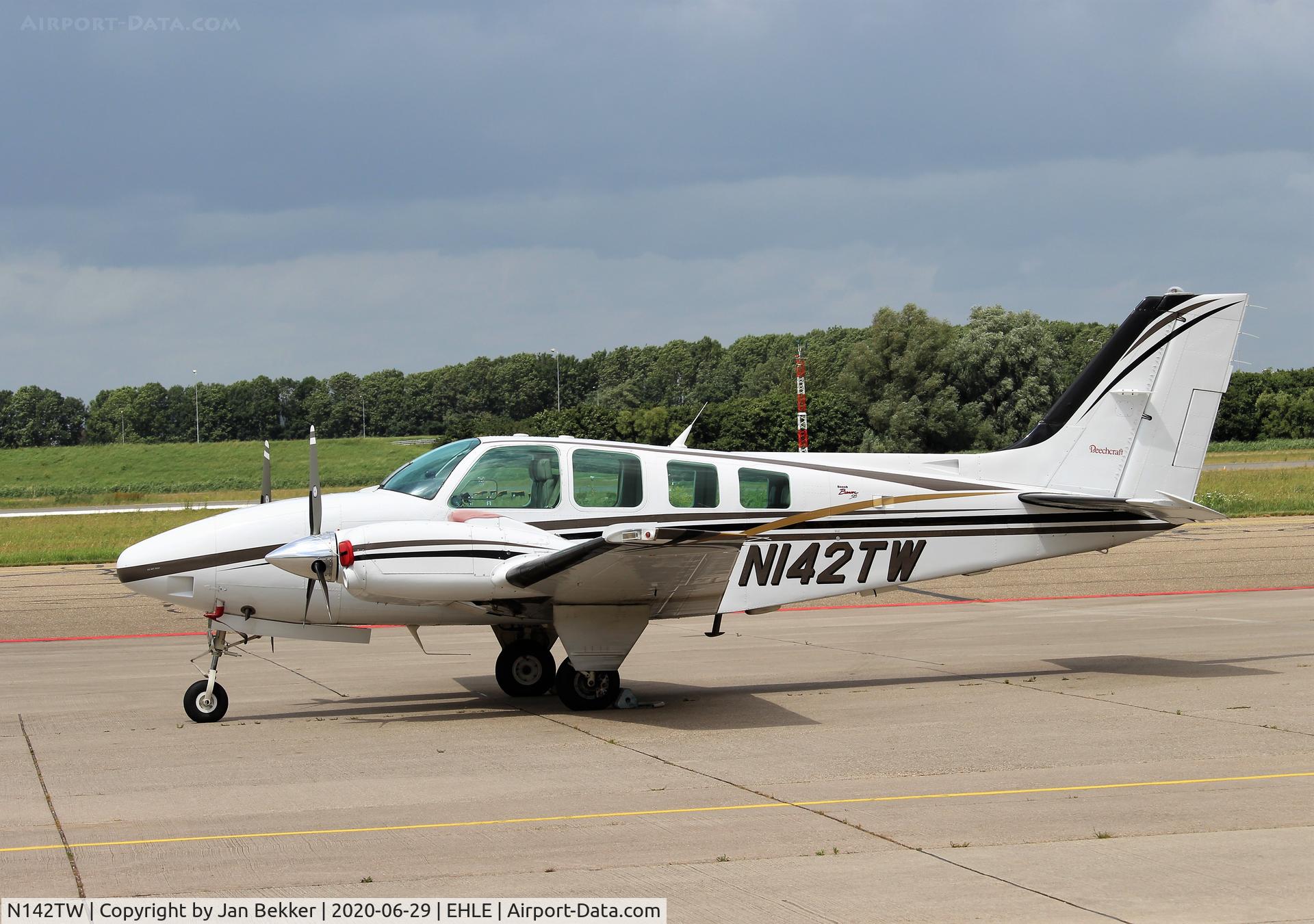 N142TW, 1998 Raytheon Aircraft Company 58 C/N TH-1841, Lelystad Airport