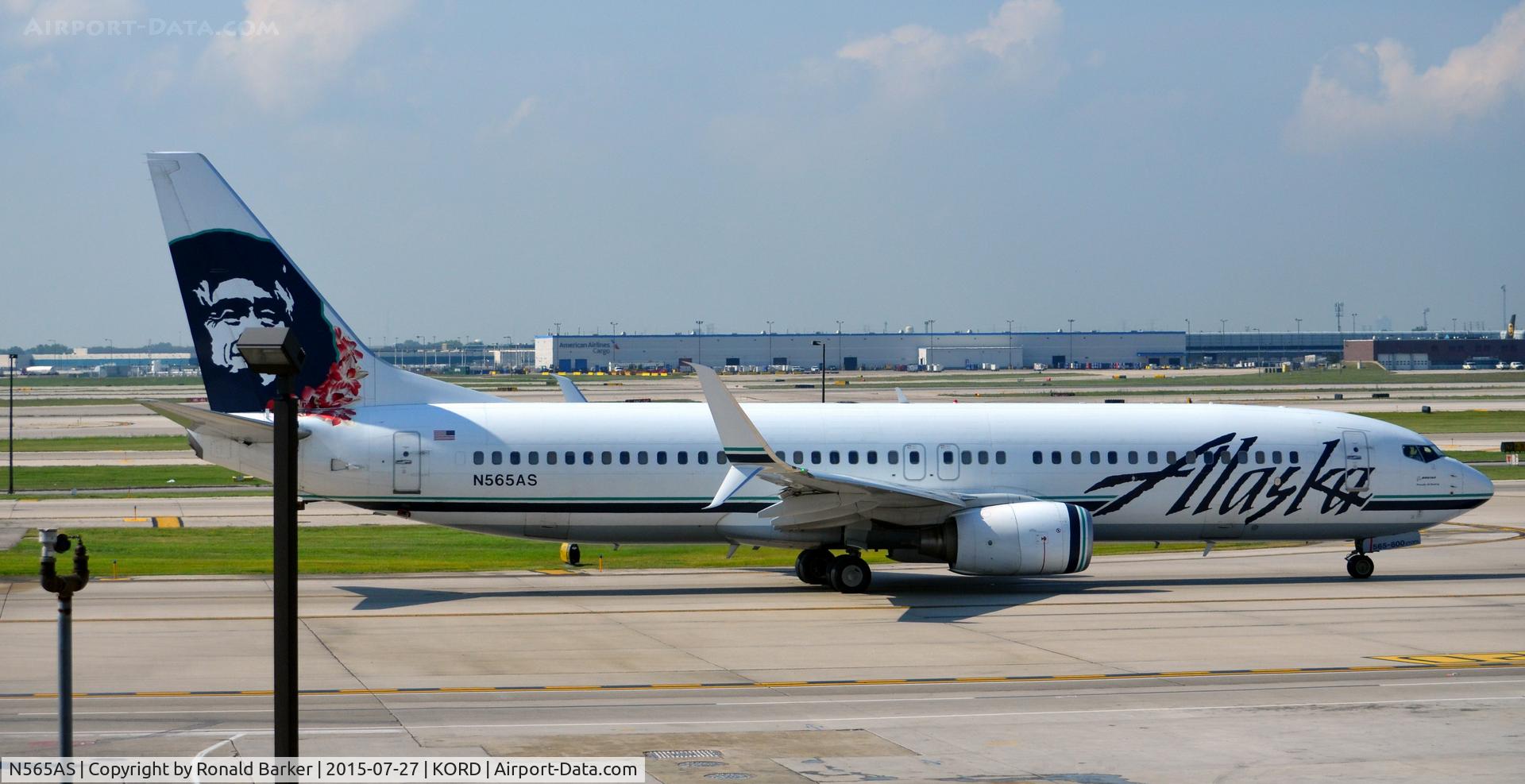 N565AS, 2006 Boeing 737-890 C/N 35181, Taxi O'Hare