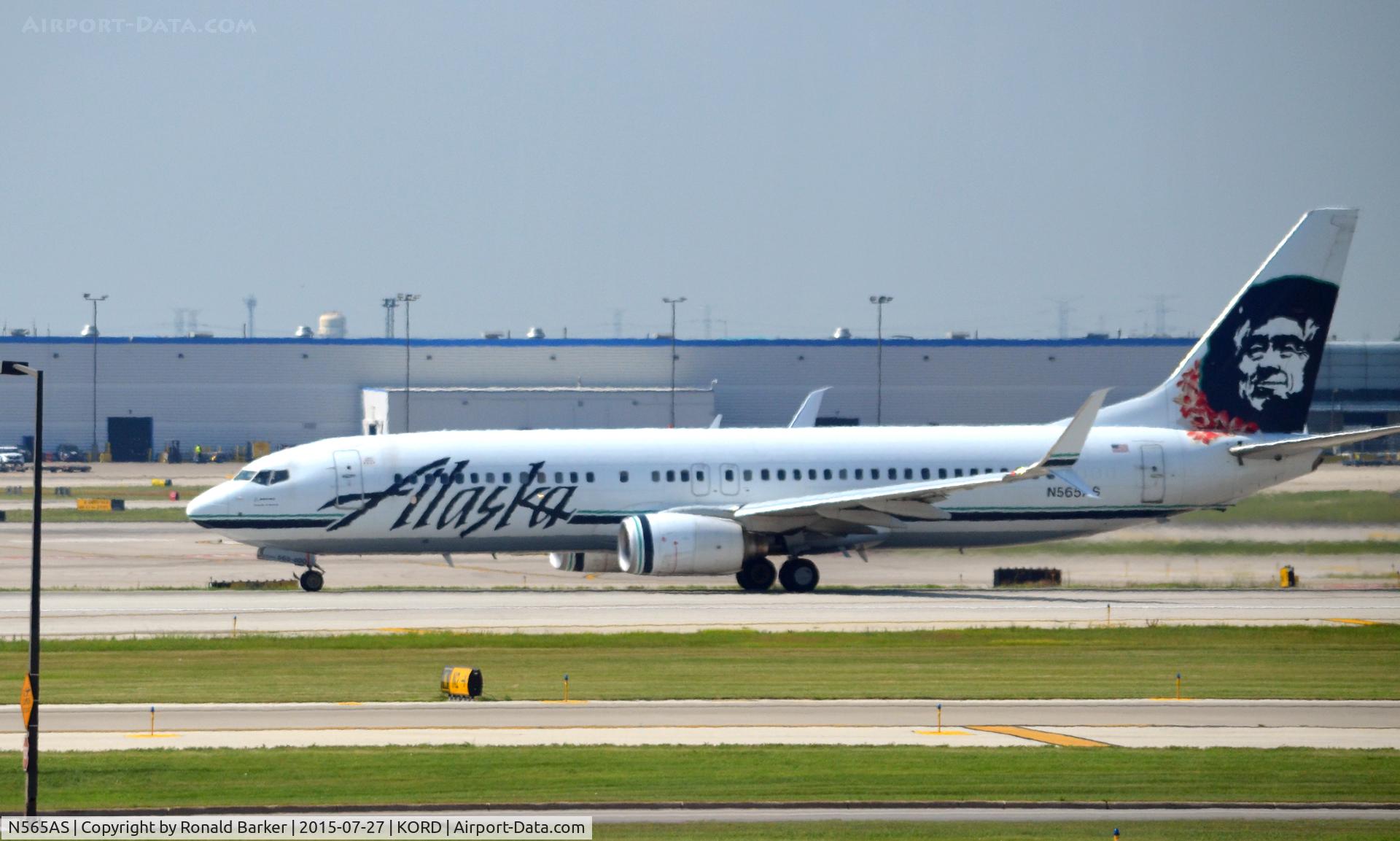 N565AS, 2006 Boeing 737-890 C/N 35181, Taxi O'Hare