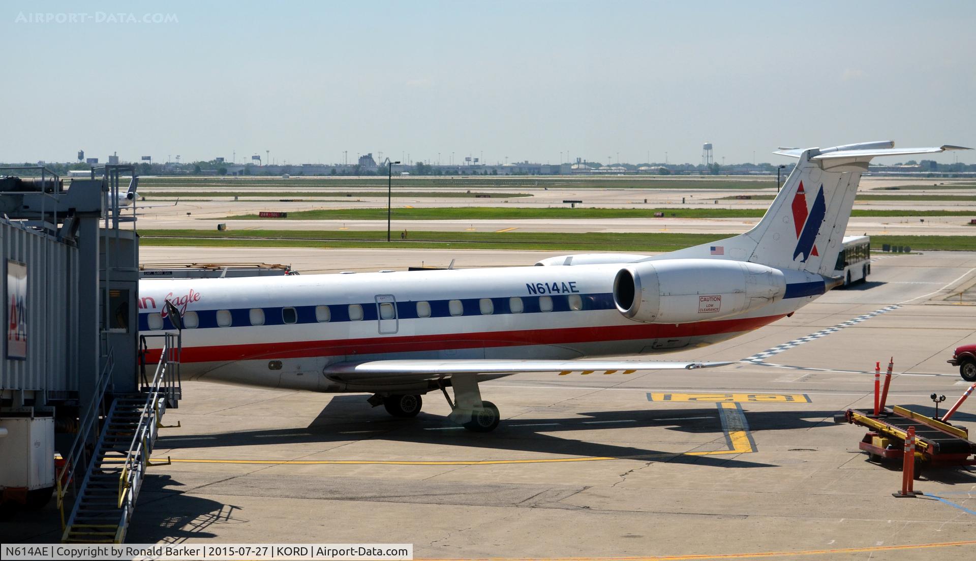 N614AE, 1998 Embraer ERJ-145LR (EMB-145LR) C/N 145086, At the gate O'Hare