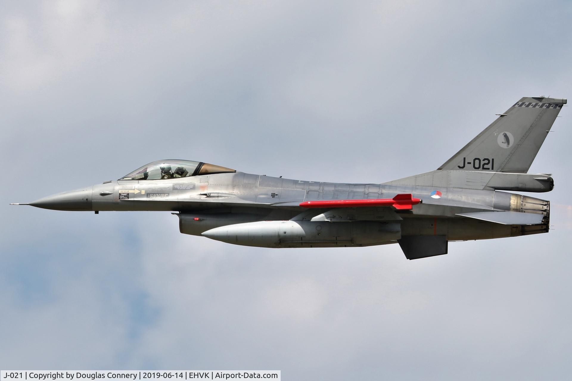 J-021, 1989 Fokker F-16AM Fighting Falcon C/N 6D-177, Departing Volkel as part of the air power demo