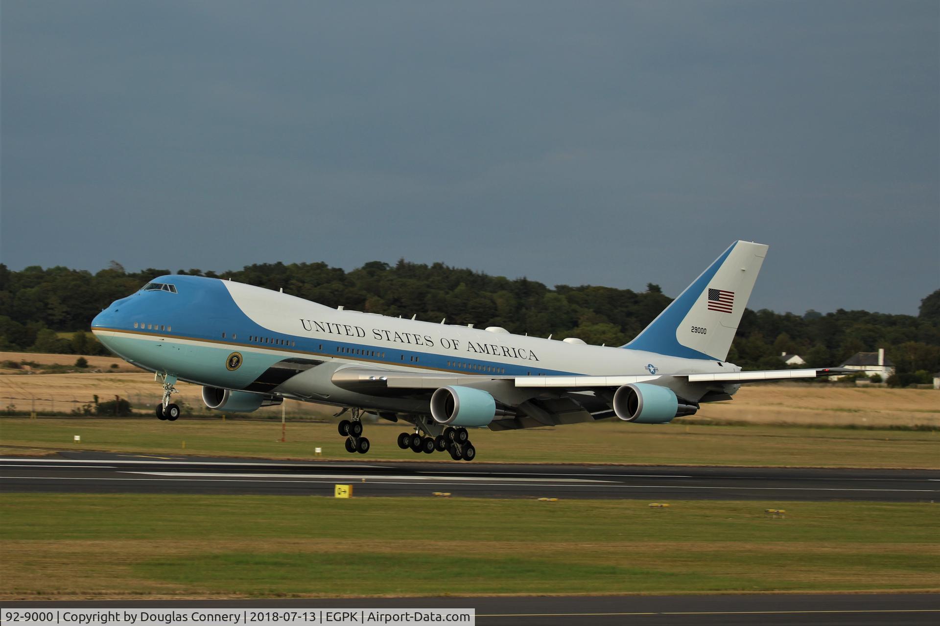 92-9000, 1987 Boeing VC-25A (747-2G4B) C/N 23825, Air force 1 landing at Prestwick as part of the President and first lady visiting the UK