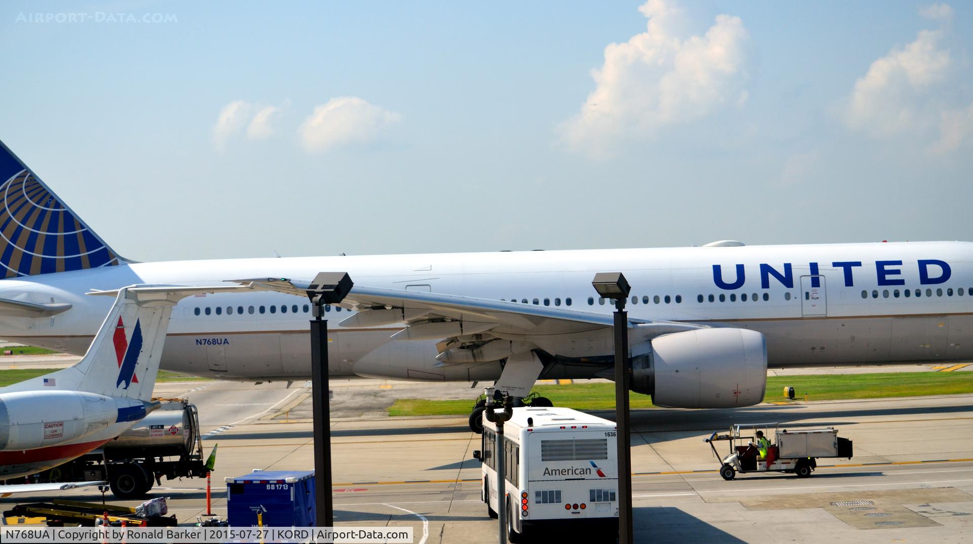 N768UA, 1995 Boeing 777-222 C/N 26919, Taxi O'Hare