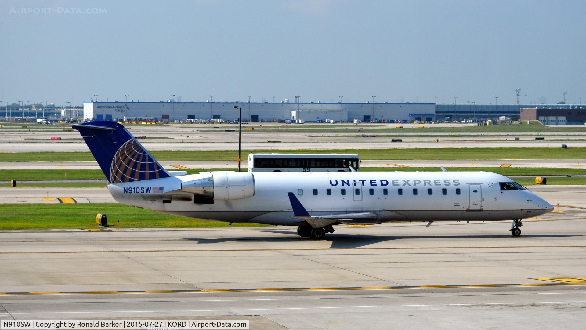 N910SW, 2001 Bombardier CRJ-200LR (CL-600-2B19) C/N 7566, Taxi O'Hare