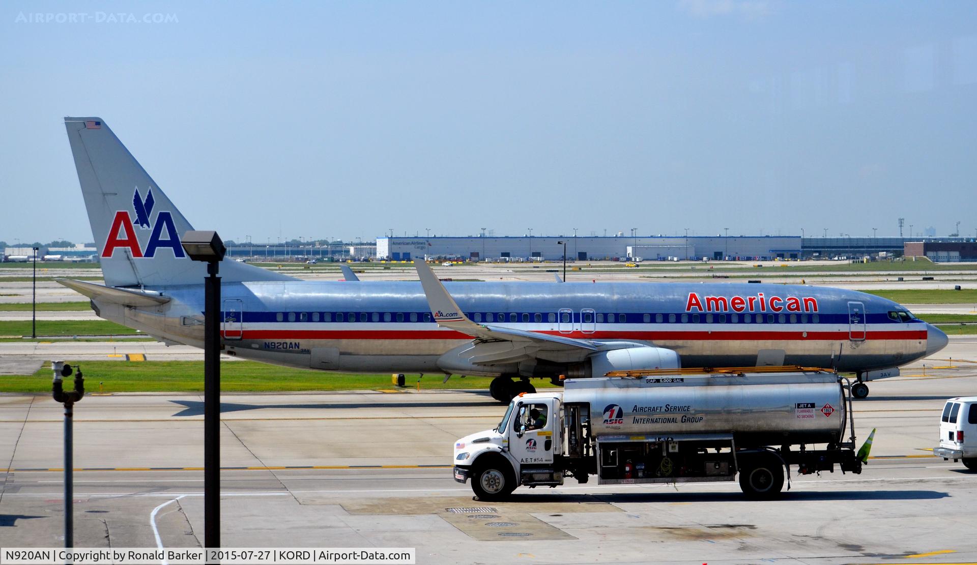 N920AN, 1999 Boeing 737-823 C/N 29521, Taxi O'Hare