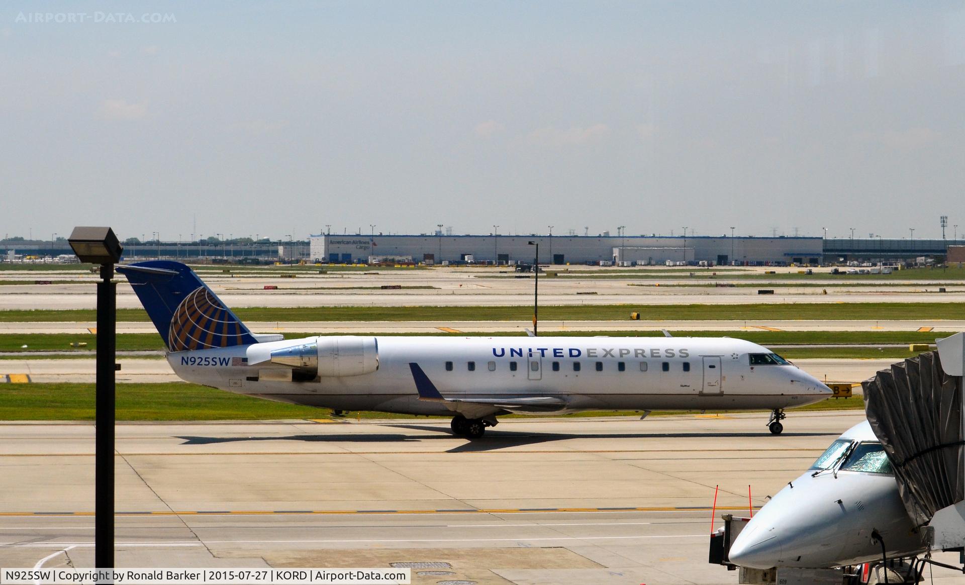 N925SW, 2002 Bombardier CRJ-200LR (CL-600-2B19) C/N 7682, Taxi O'Hare