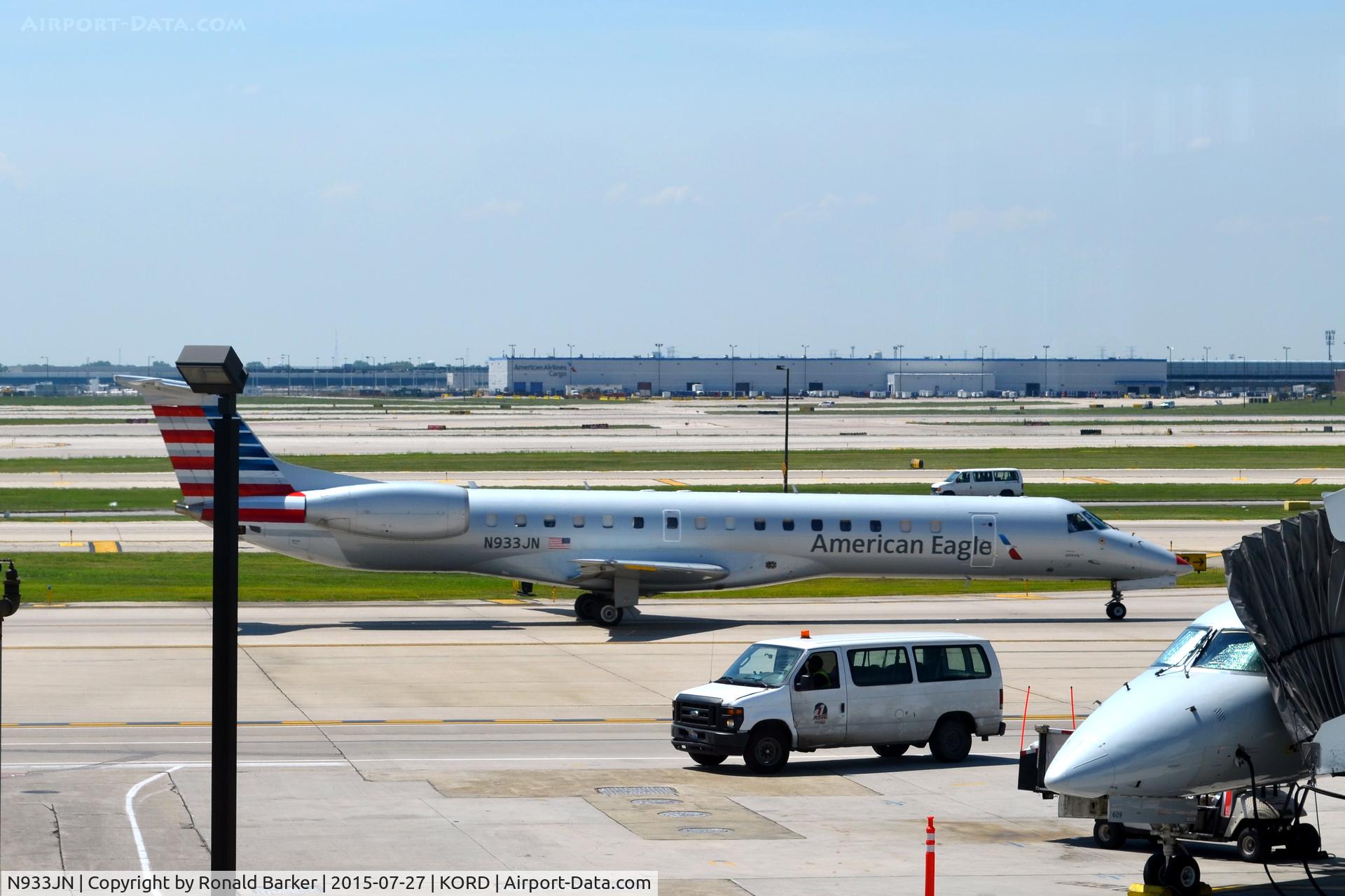 N933JN, 2005 Embraer ERJ-145LR (EMB-145LR) C/N 14500918, Taxi O'Hare