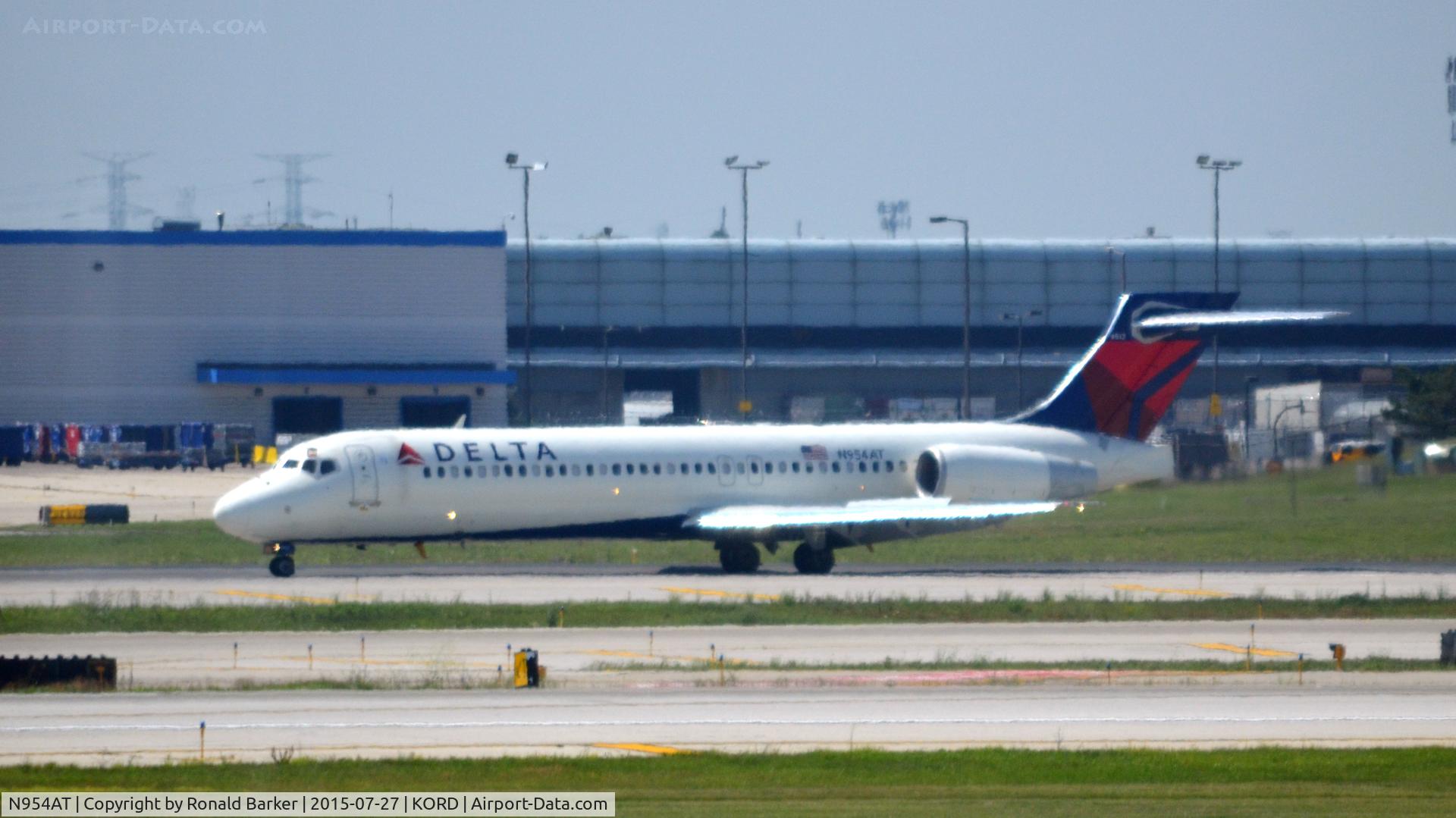 N954AT, 2000 Boeing 717-2BD C/N 55016, Landing O'Hare