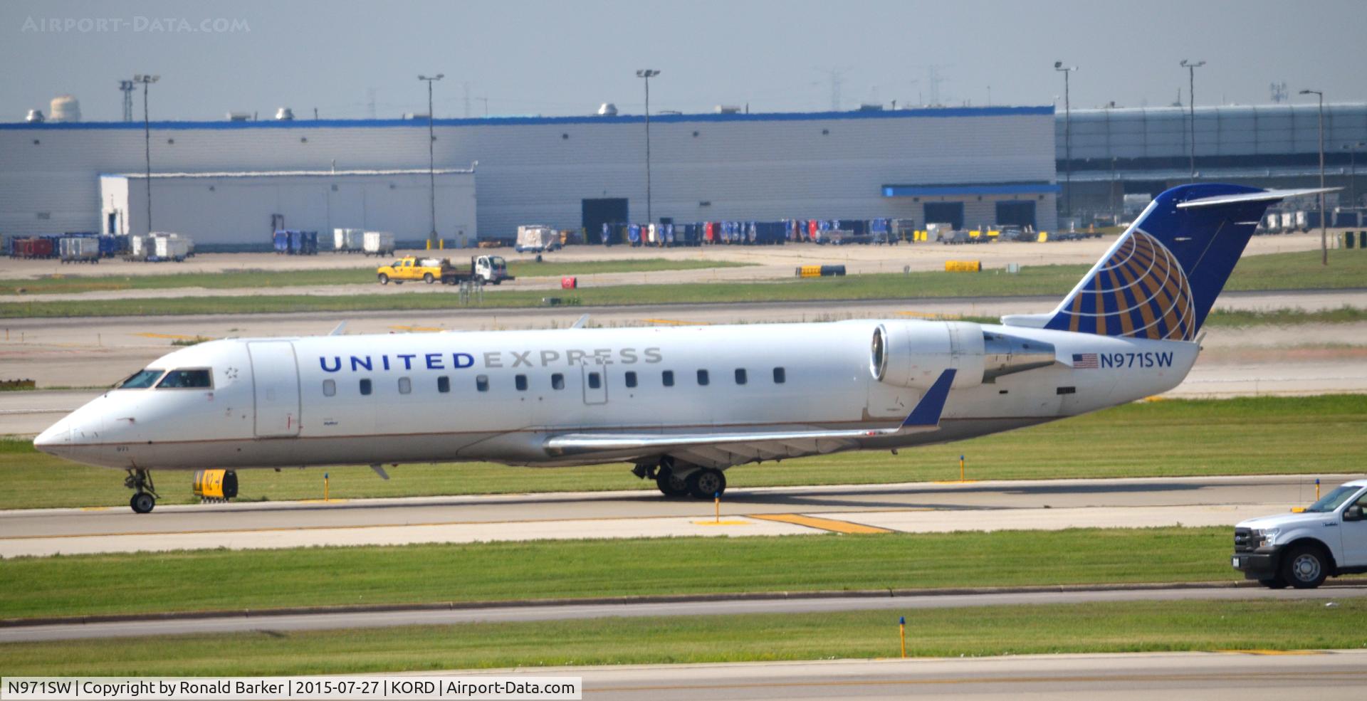 N971SW, 2004 Canadair CL-600-2B19 Regional Jet CRJ-200LR C/N 7947, Taxi O'Hare