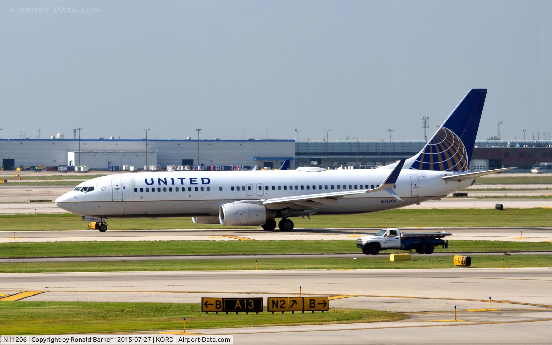 N11206, 2000 Boeing 737-824 C/N 30578, Taxi O'Hare