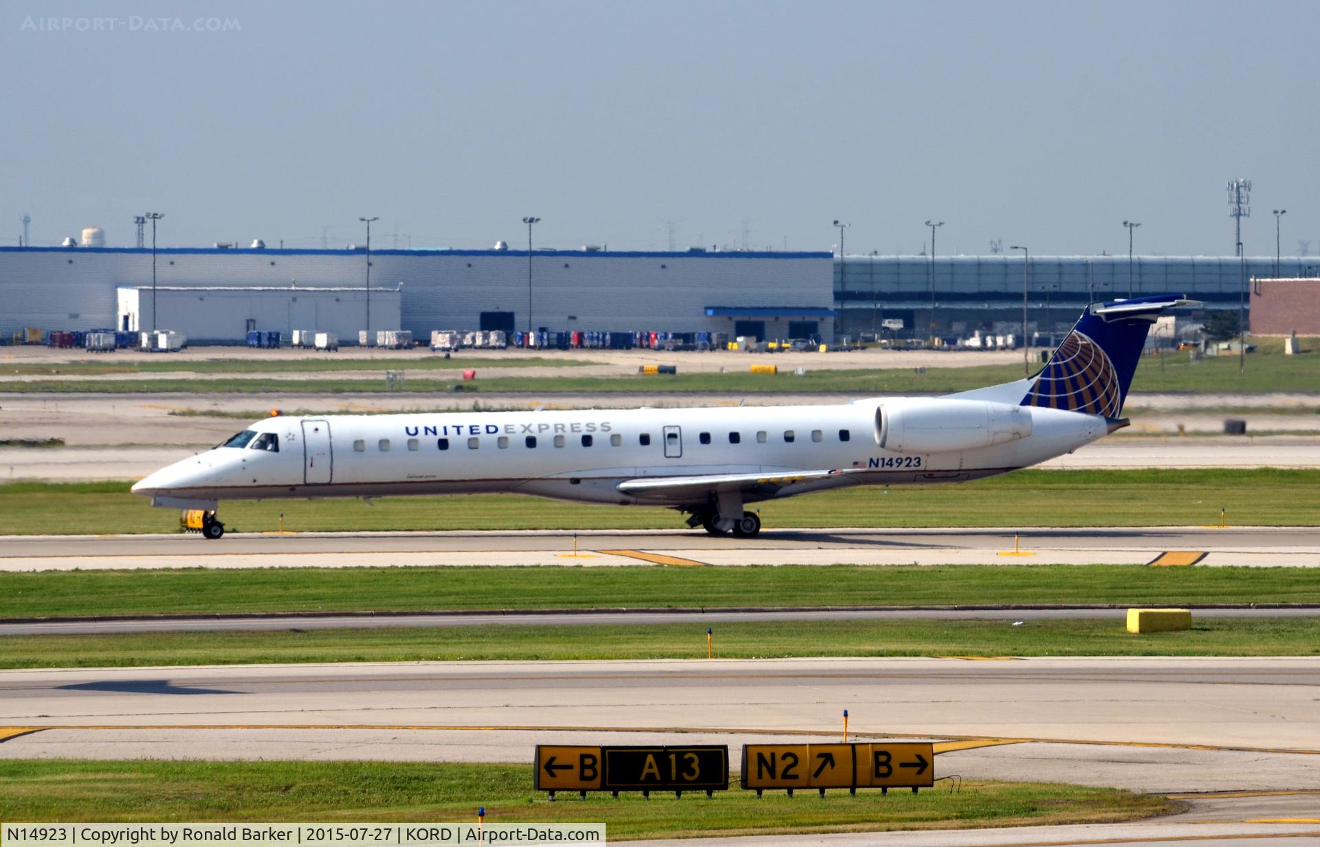 N14923, 2000 Embraer ERJ-145LR (EMB-145LR) C/N 145318, Taxi O'Hare