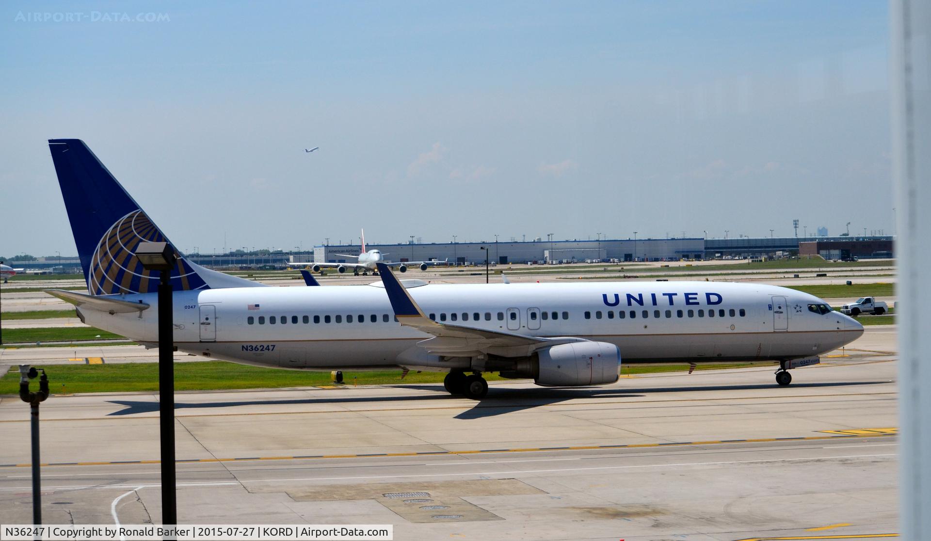 N36247, 1999 Boeing 737-824 C/N 28807, Taxi O'Hare