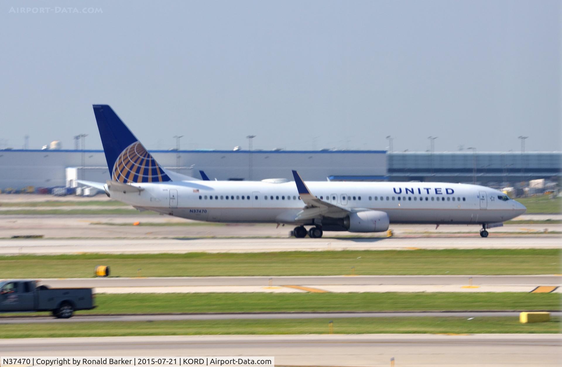 N37470, 2013 Boeing 737-924/ER C/N 37099, Takeoff O'Hare