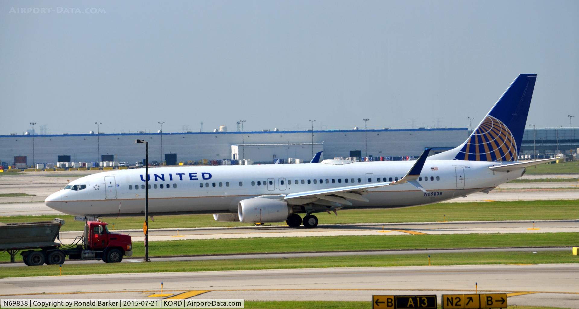N69838, 2014 Boeing 737-924/ER C/N 60121, Taxi O'Hare