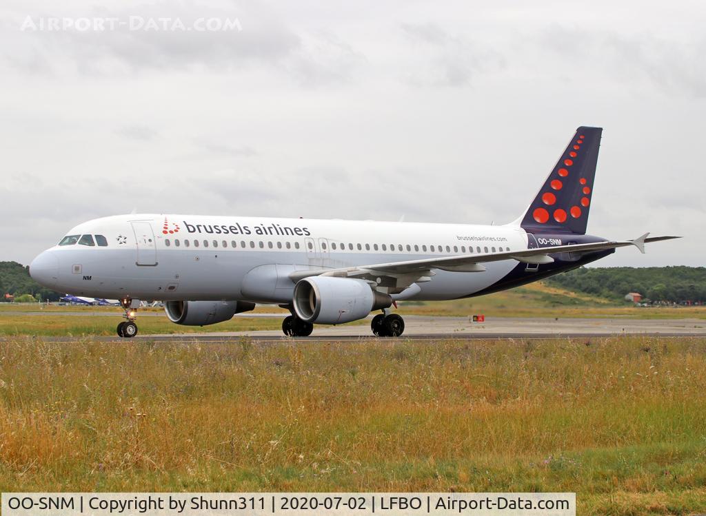 OO-SNM, 2003 Airbus A320-214 C/N 2003, Taxiing to the Terminal...