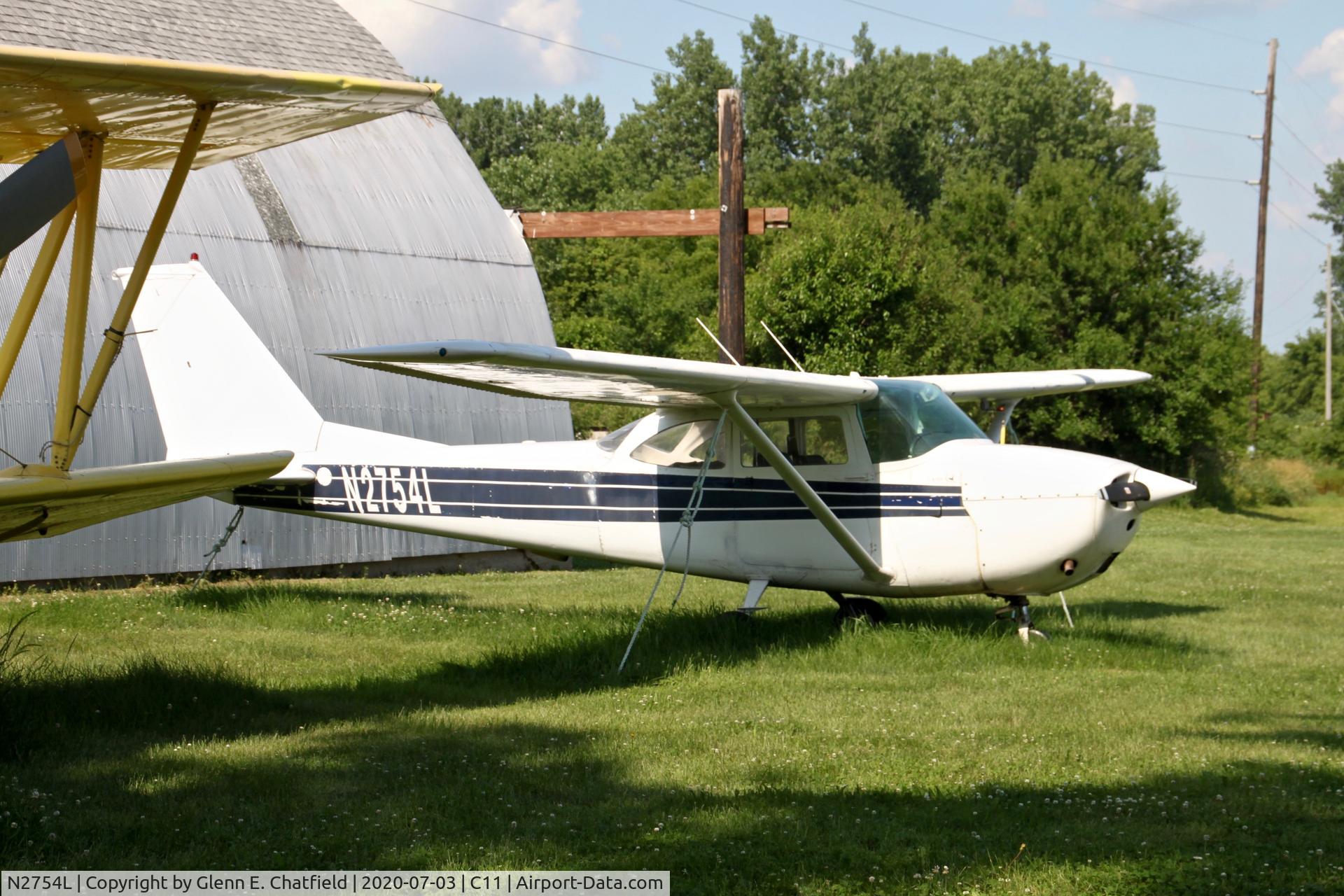 N2754L, 1967 Cessna 172H C/N 17255954, Appears to be derelict.