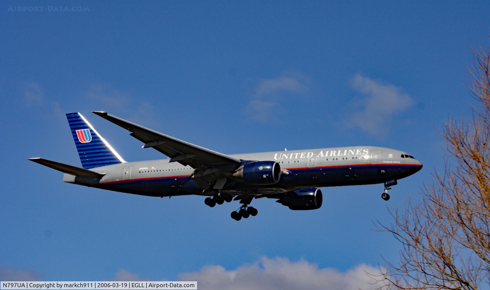 N797UA, 1998 Boeing 777-222 C/N 26924, short finals