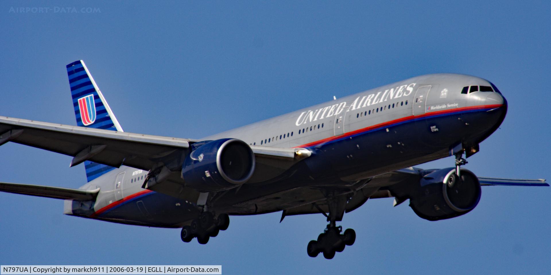 N797UA, 1998 Boeing 777-222 C/N 26924, short finals