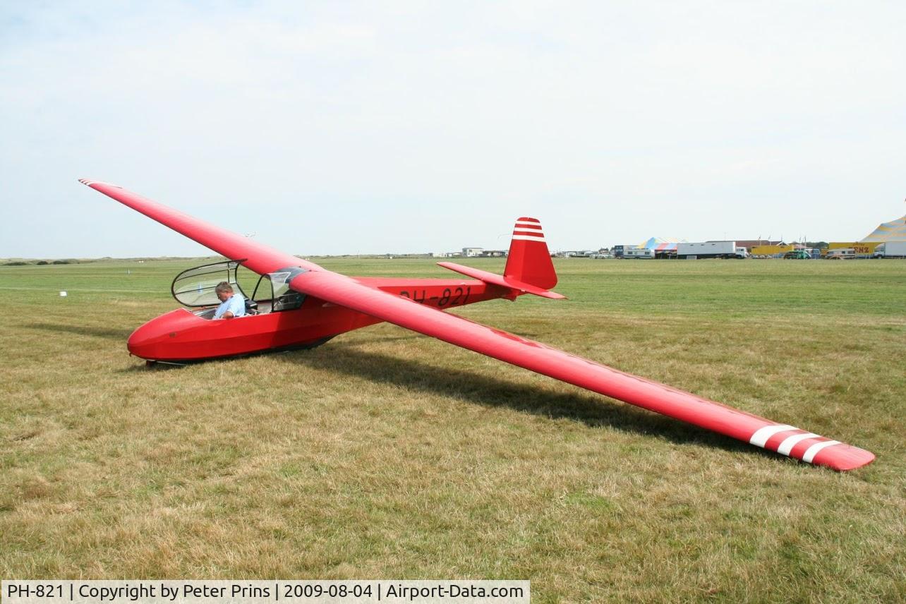 PH-821, Schleicher Ka-7 Rhonadler C/N 864, At Ameland between 2009 and 2010. In 2012 sold tot Suriname as PZ-PKF