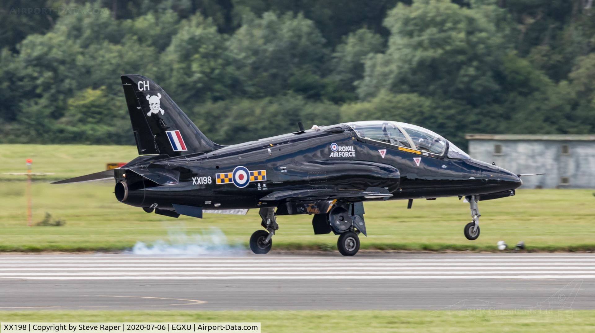 XX198, 1978 Hawker Siddeley Hawk T.1A C/N 045/312045, Landing 03 at RAF Linton on Ouse and kicking up some smoke whilst on detachment.