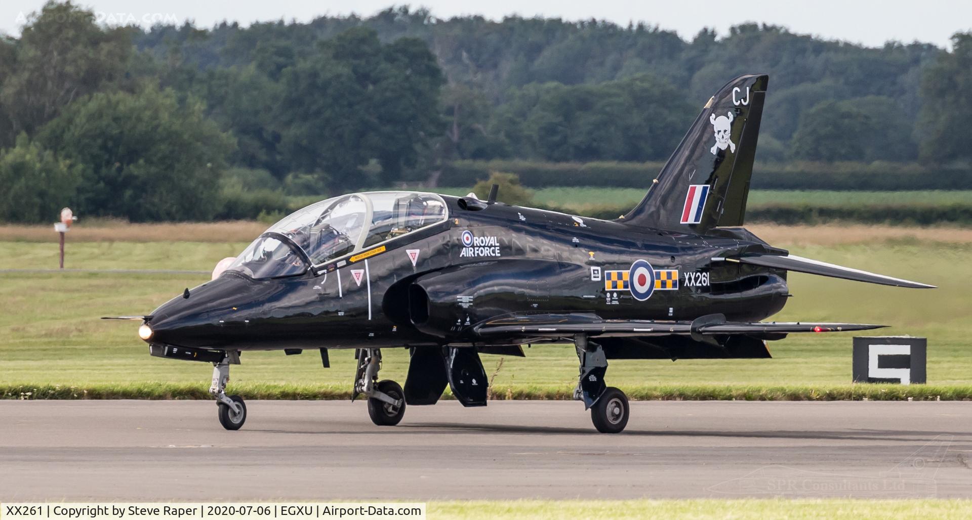 XX261, 1978 Hawker Siddeley Hawk T.1A C/N 097/312097, Taxying back in at Linton.